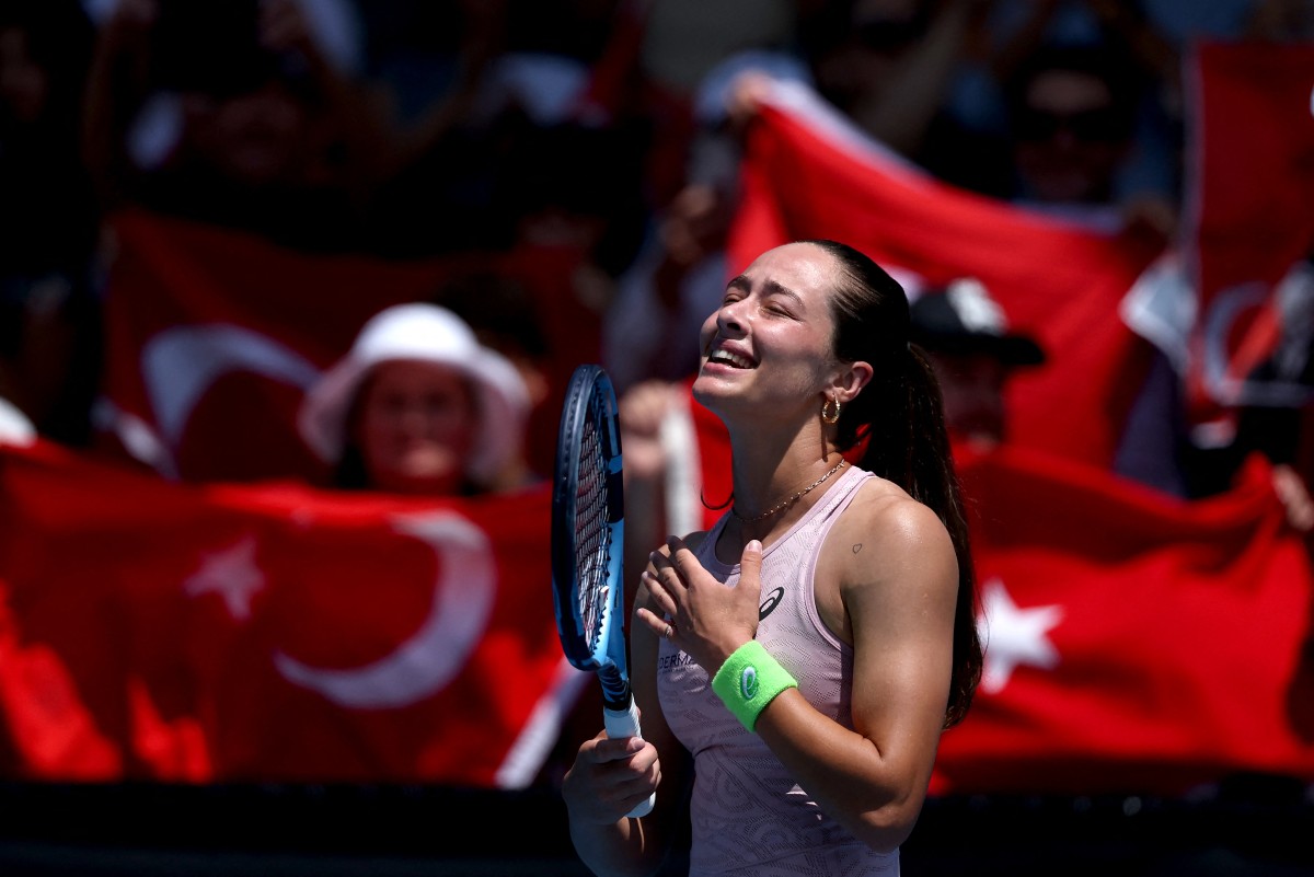 Turkey's Zeynep Sonmez celebrates victory over Hungary's Anna Bondar after their women's singles match on day four of the Australian Open tennis tournament in Melbourne on January 21, 2026. (Photo by Martin KEEP / AFP) / -- IMAGE RESTRICTED TO EDITORIAL USE - STRICTLY NO COMMERCIAL USE --