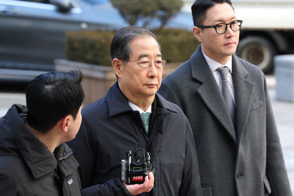 Former South Korean Prime Minister Han Duck-soo, centre, arrives at the Seoul Central District Court for his sentencing in an insurrection case