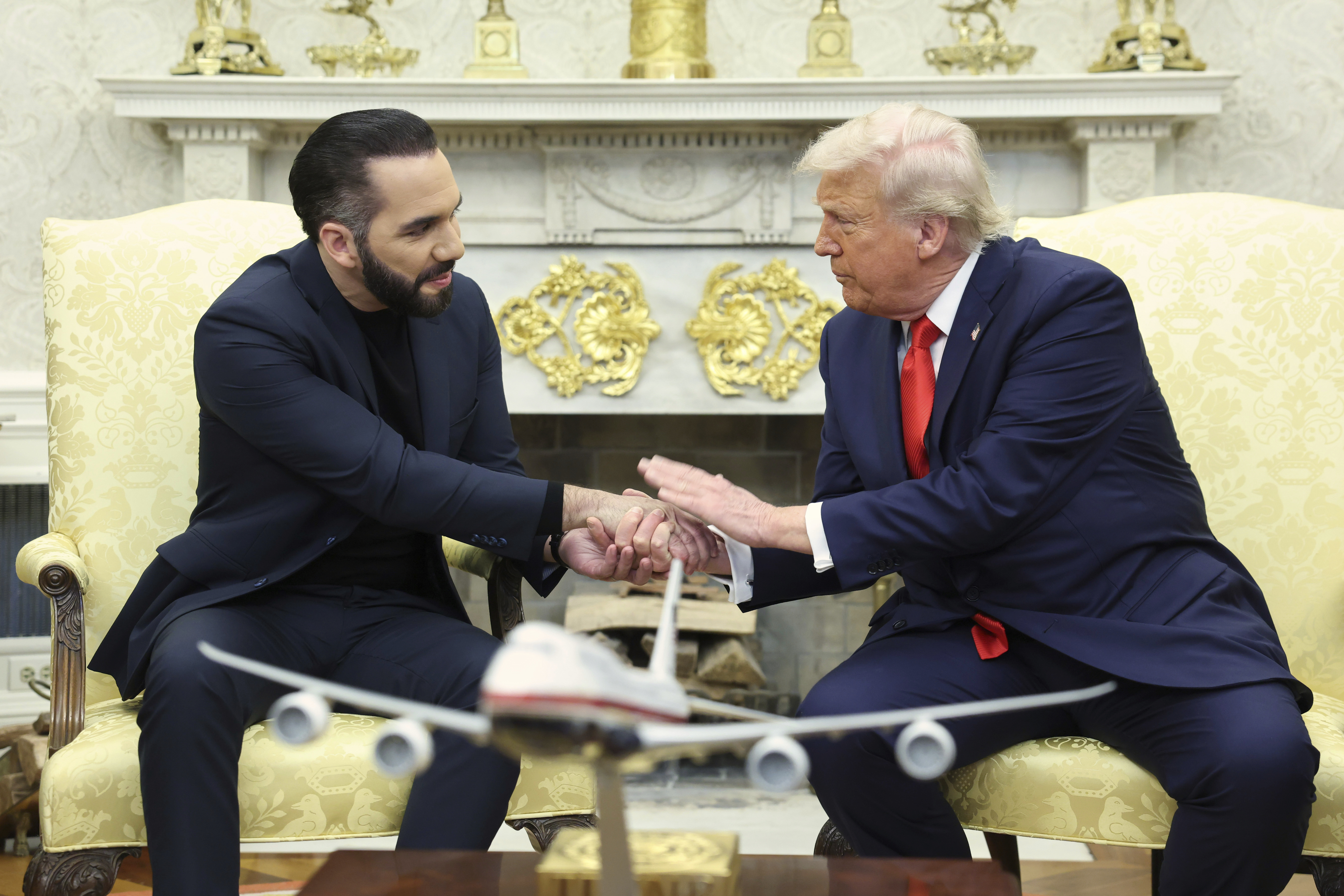 Trump shakes hands with Nayib Bukele