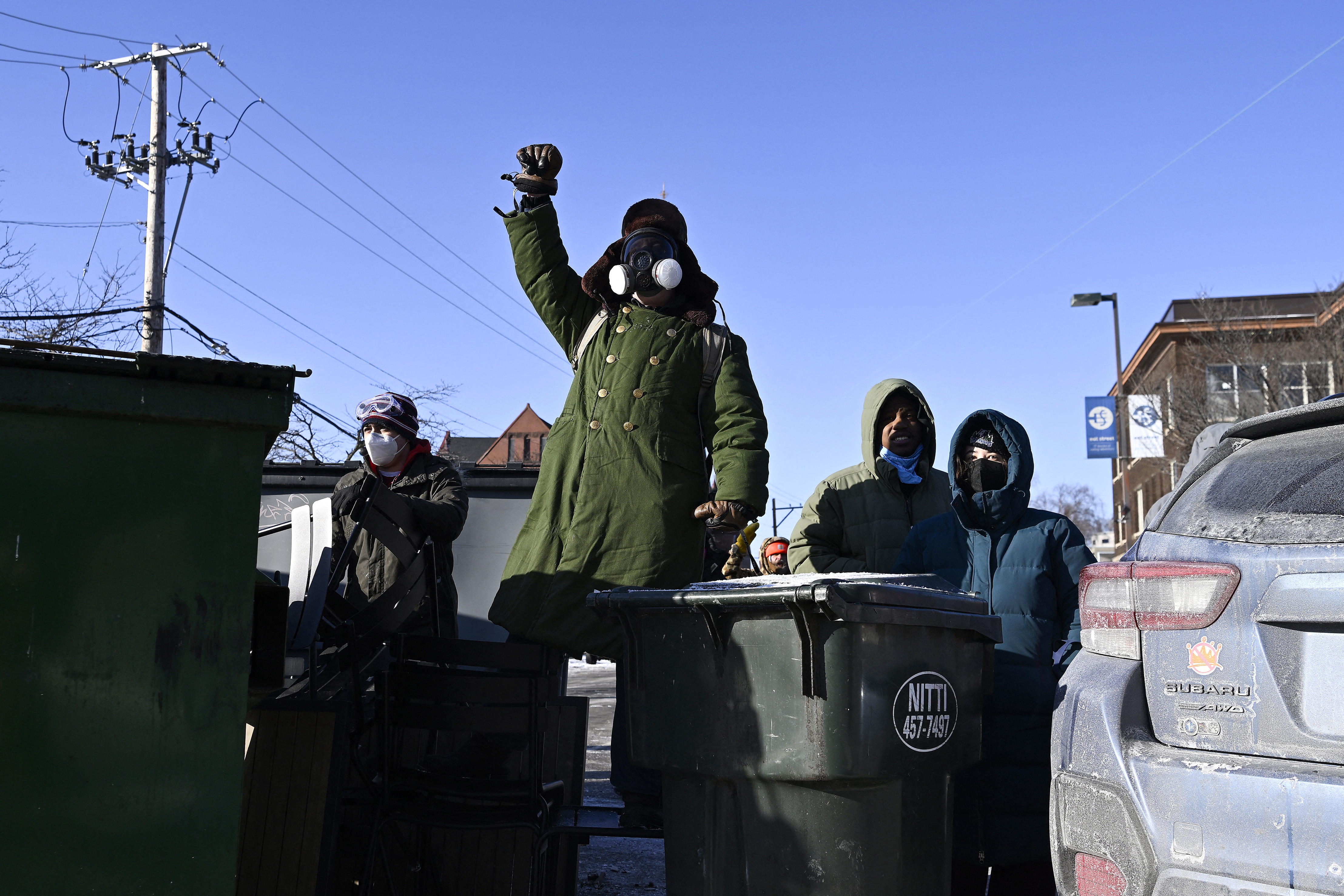 MINNEAPOLIS, MINNESOTA - JANUARY 24: A person raises a fist as protestors confront federal agents after a protestor was shot amid a scuffle to arrest him on January 24, 2026 in Minneapolis, Minnesota. The Trump administration has sent a reported 3,000 federal agents into the area, with more on the way, as they make a push to arrest undocumented immigrants in the region. Stephen Maturen/Getty Images/AFP (Photo by Stephen Maturen / GETTY IMAGES NORTH AMERICA / Getty Images via AFP)