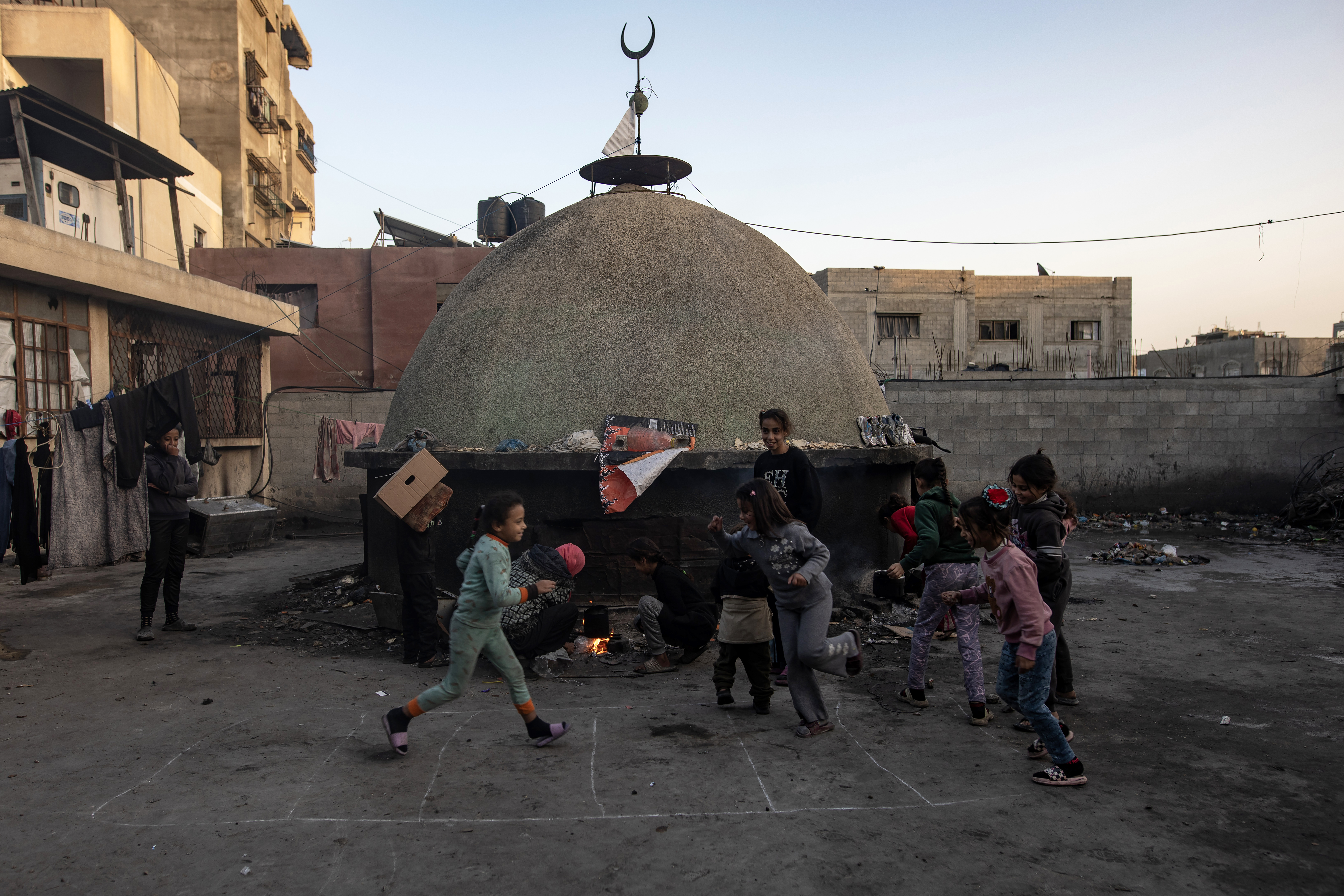 epa12665085 Displaced Palestinian children play at Bilal Mosque in Khan Yunis, southern Gaza Strip, 20 January 2026, amid a ceasefire between Israel and Hamas. Families forced to flee eastern Khan Yunis have sought refuge within the mosque's compound after failing to secure alternative housing, as residents across the Gaza Strip continue to face increasingly harsh living conditions. EPA/HAITHAM IMAD