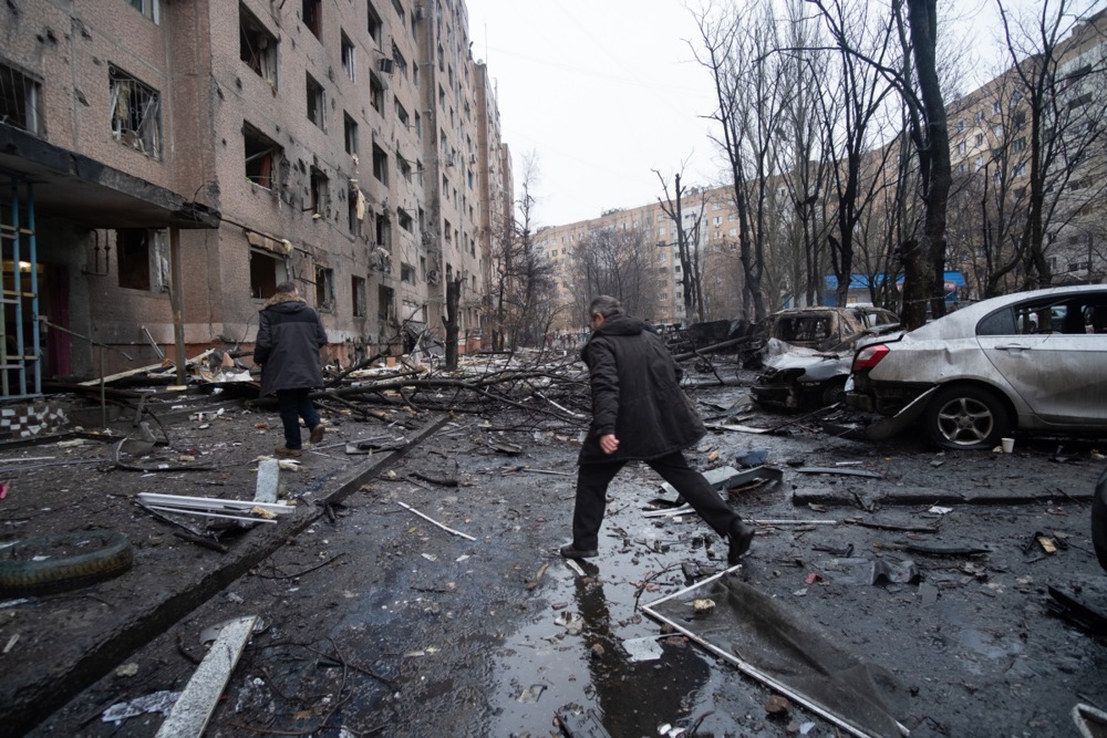 epa12717214 People walk through debris following the Russian bombing of a residential neighbourhood in Kramatorsk (Donetsk Oblast) on 08 February 2026 The attack occurred at 5 a.m. local time with the Russian Army utilizing KAB-250 guided aerial bombs. According to the Regional Administration, one person was killed and up to three were injured in the bombing, in addition to significant damage to several residential buildings. EPA/Maria Senovilla