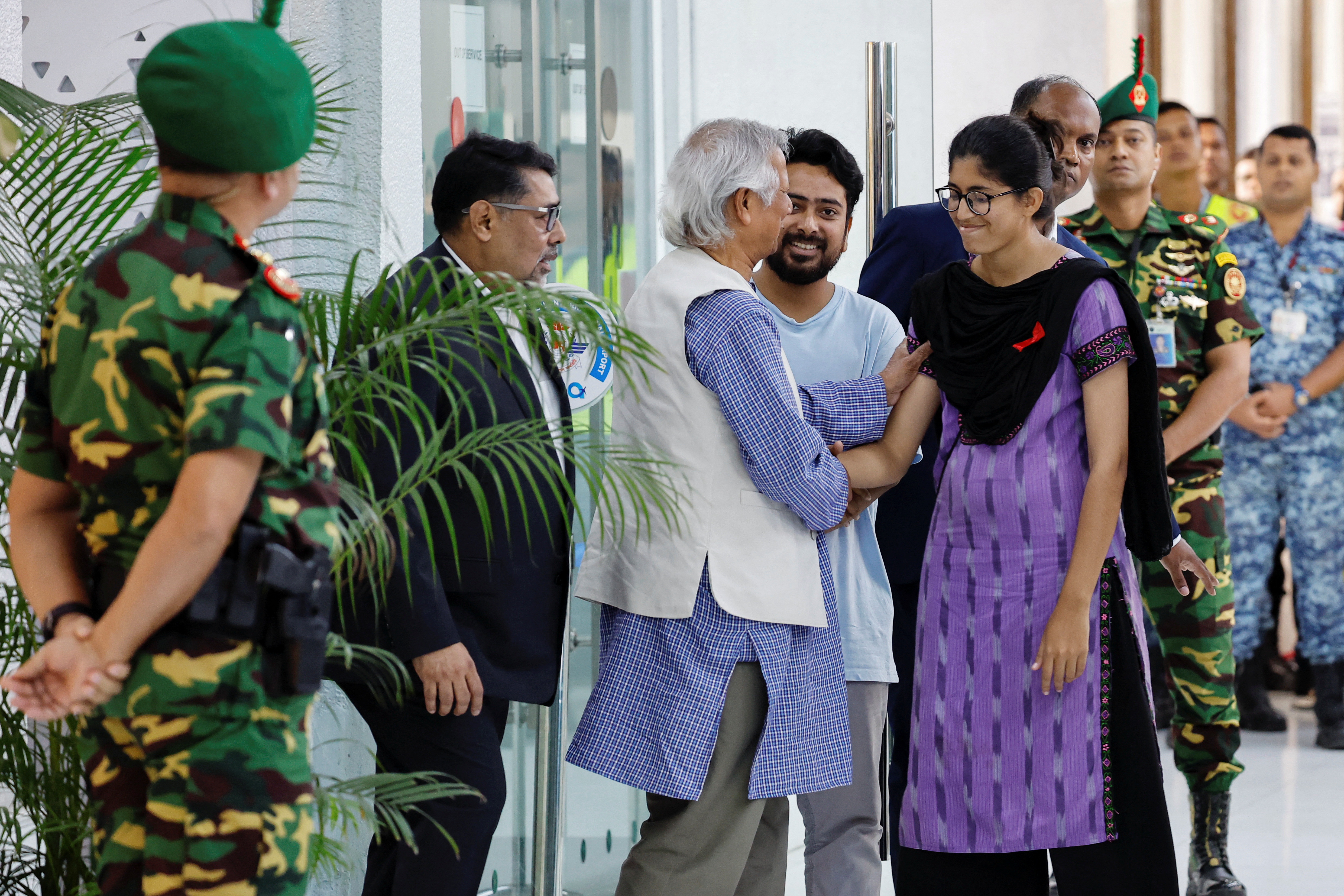 Yunus meets student leaders