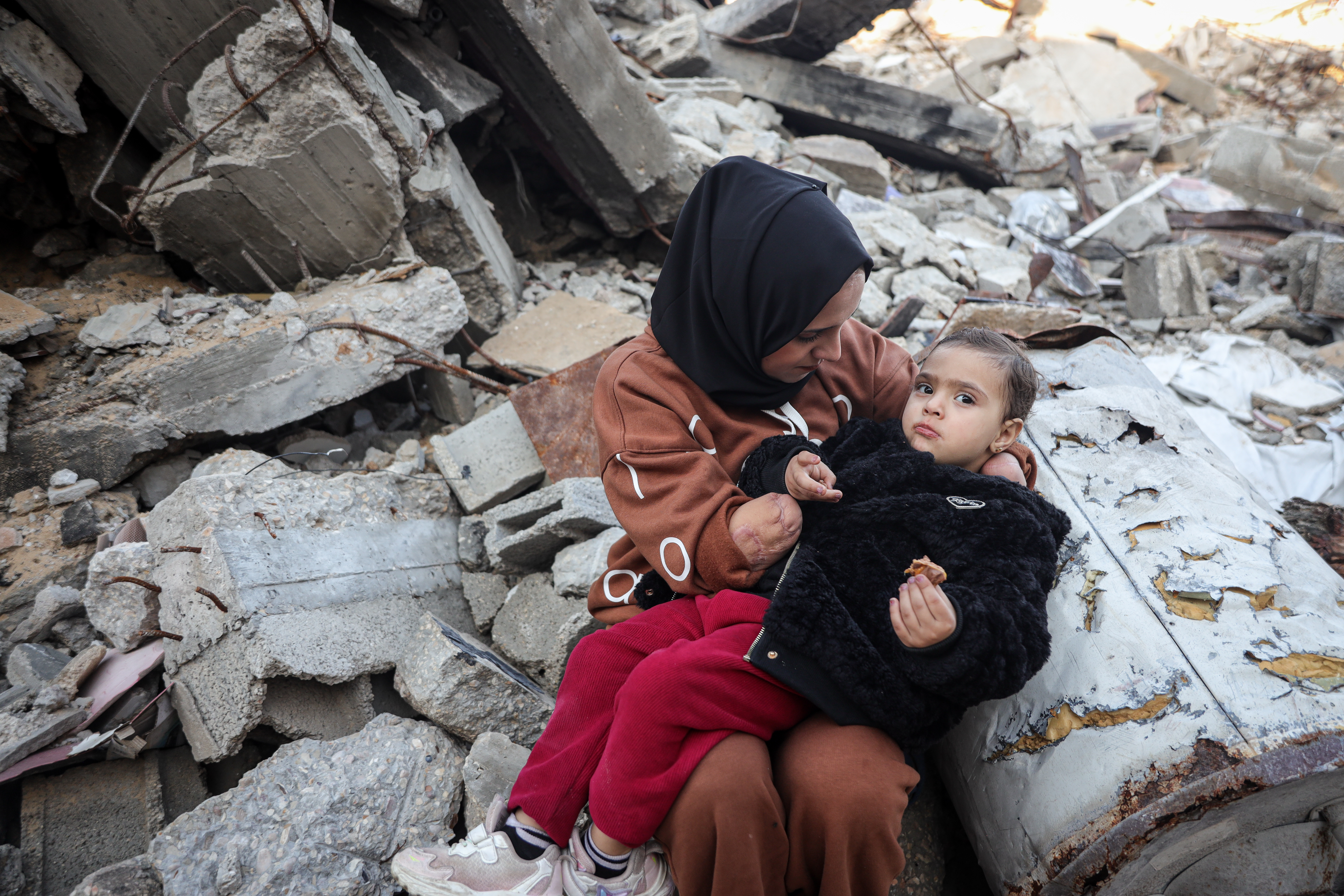 Nebal with her two-year-old daughter, Rita [Abdelhakim Abu Riash/ Al Jazeera] 