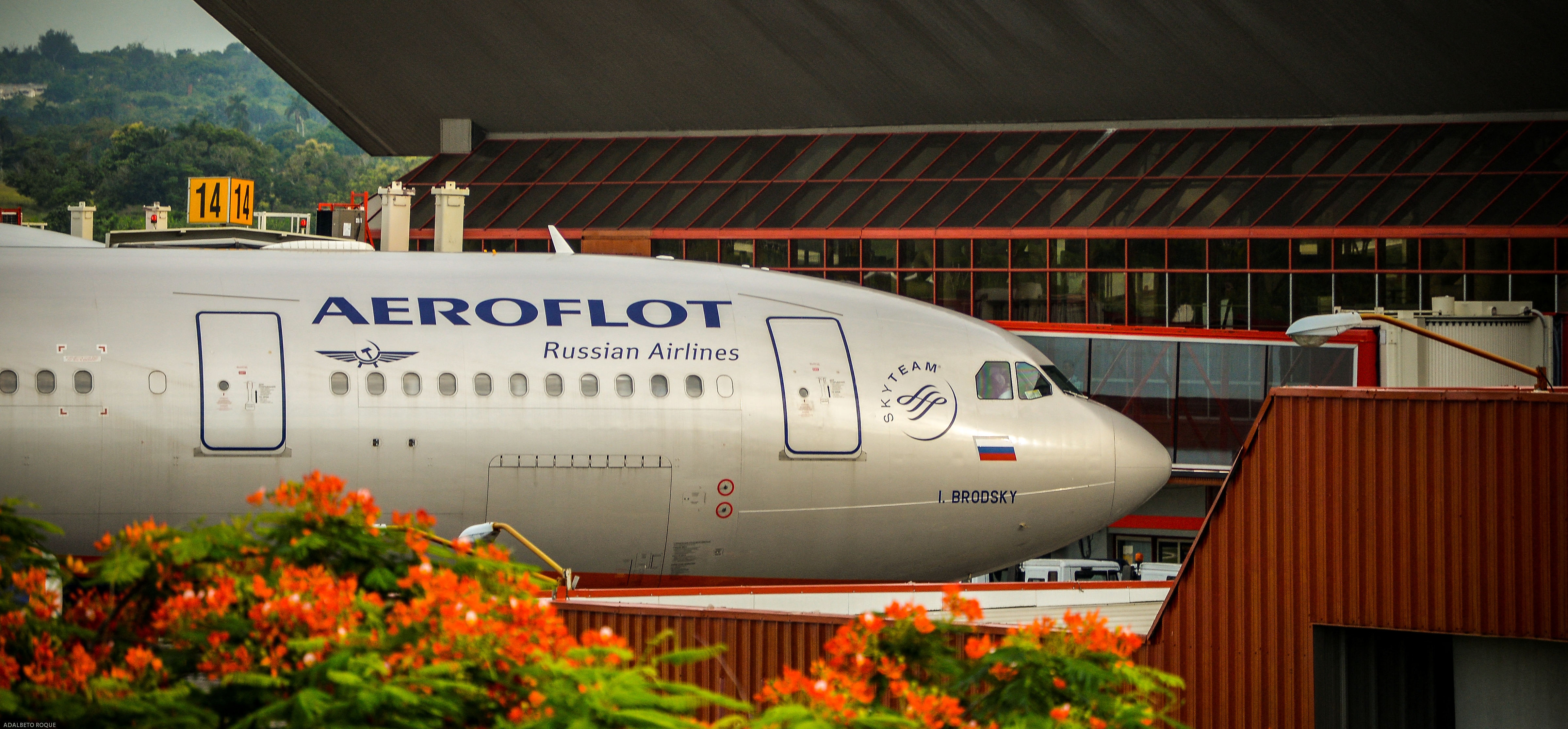 Aeroflot flight 150 aircraft arrives at the terminal of the Jose Marti airport in Havana, on July 11, 2013. Cuban leader Raul Castro on Sunday said Havana backed the "sovereign rights" of countries such as Venezuela, Bolivia and Nicaragua who had offered asylum to Snowden, who remains marooned in the transit area of a Moscow airport. AFP PHOTO/ADALBERTO ROQUE (Photo by ADALBERTO ROQUE / AFP)