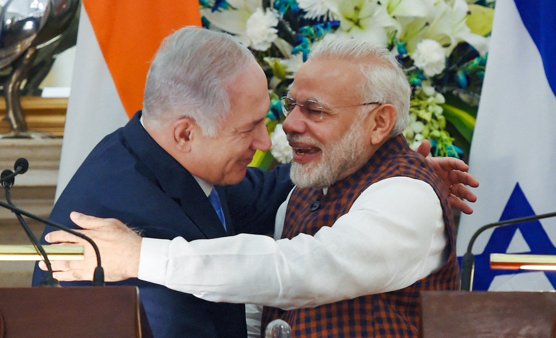 Indian Prime Minister Narendra Modi (R) hugs Israeli Prime Minister Benjamin Netanyahu during a press conference at Hyderabad House in New Delhi on January 15, 2018. (Photo by MONEY SHARMA / AFP)