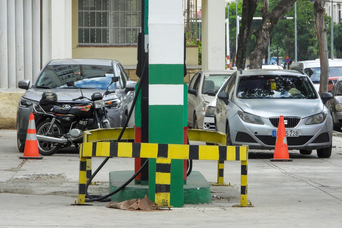 Vehicles wait in line to refuel at a gas station in Havana on January 30, 2026. Cuban President Miguel Diaz -Canel on January 30, 2026, denounced US President Donald Trump's attempt to 