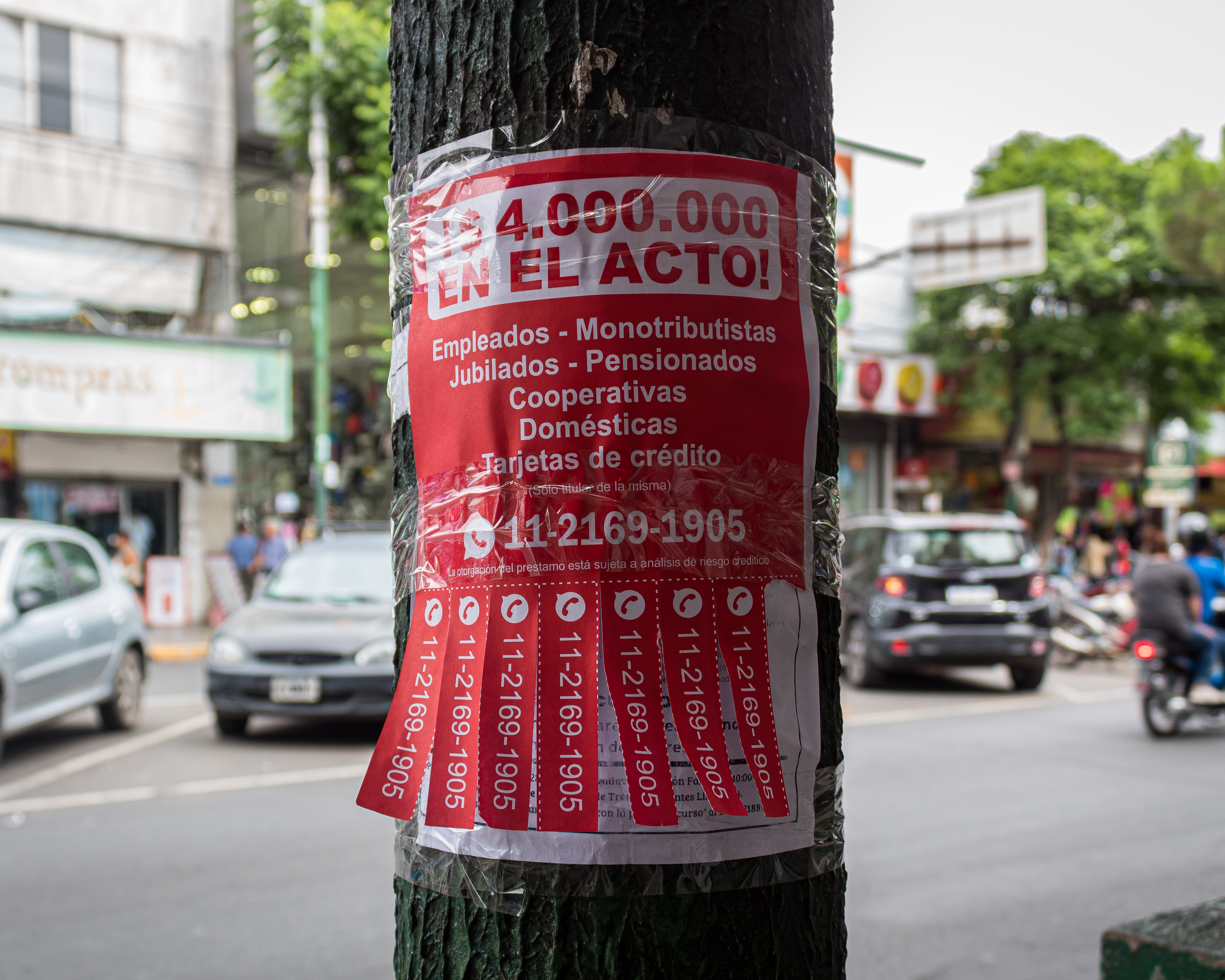 A street advertisement in Argentina offering loans outside the banking system with very high interest rates