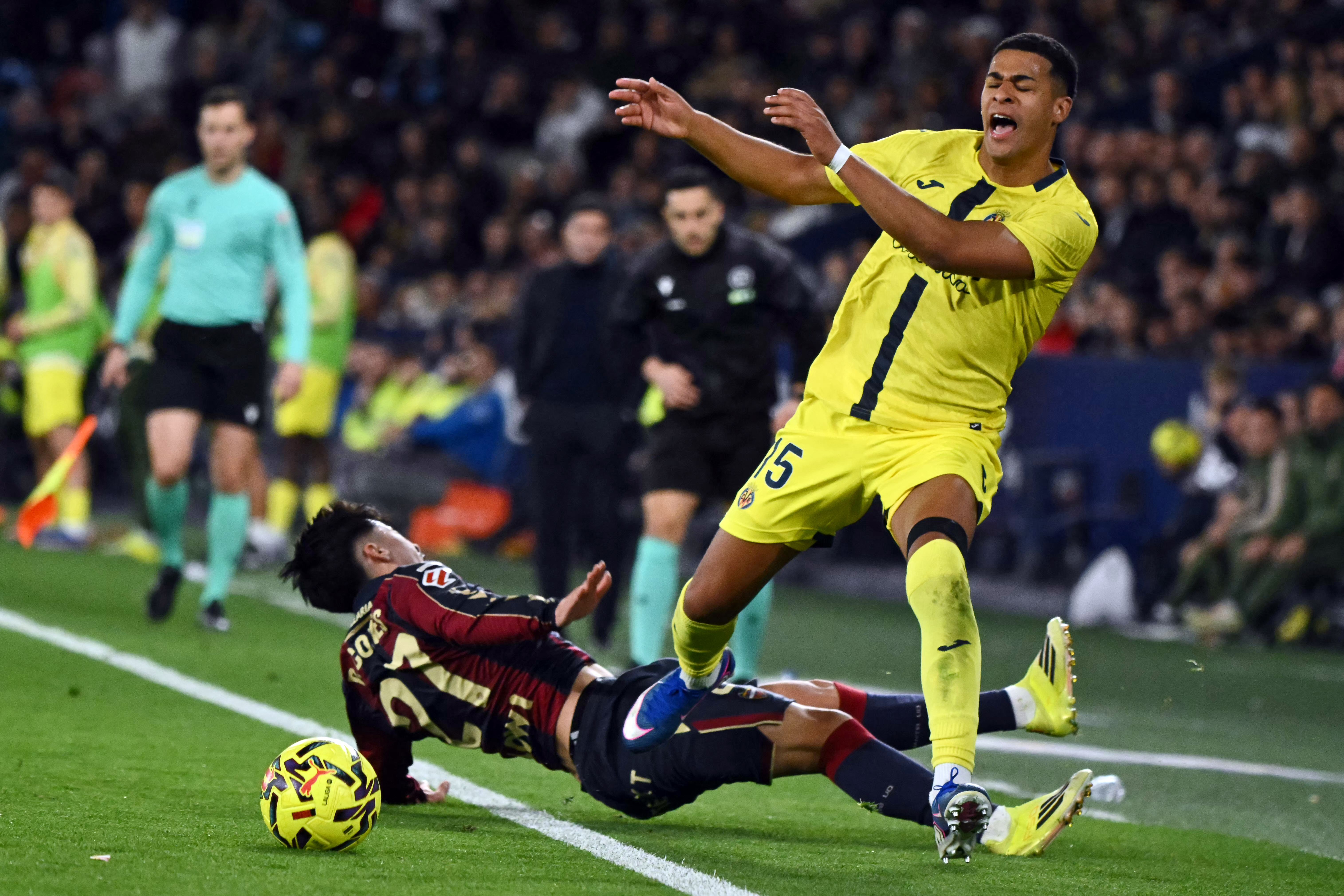 Levante's Spanish defender #27 Paco Cortes and Villarreal's Uruguayan defender #15 Santiago Mourino (R) fight for the ball during the Spanish league football match between Levante UD and Villarreal CF at Ciutat de Valencia Stadium in Valencia on February 18, 2026. (Photo by JOSE JORDAN / AFP)