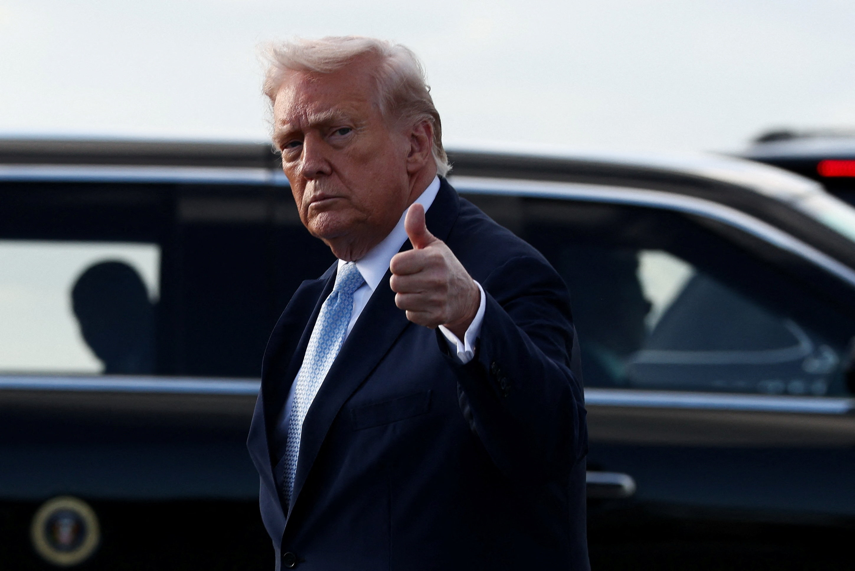 U.S. President Donald Trump gestures as he steps from Air Force One upon his arrival in West Palm Beach, Florida, U.S., March 20, 2026. REUTERS/Kevin Lamarque