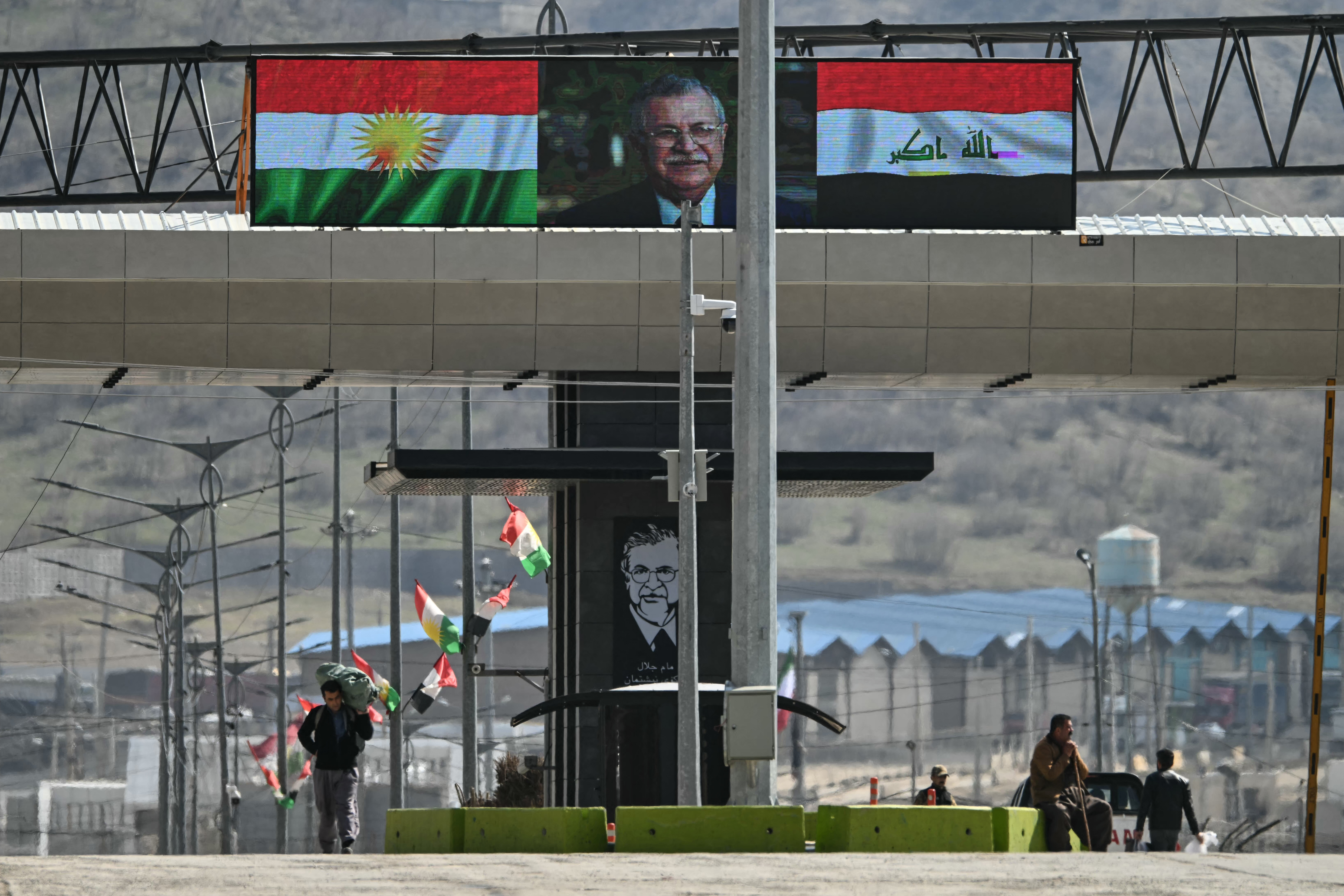 A photograph shows the Iraq-Iran border crossing of Bashmaq.