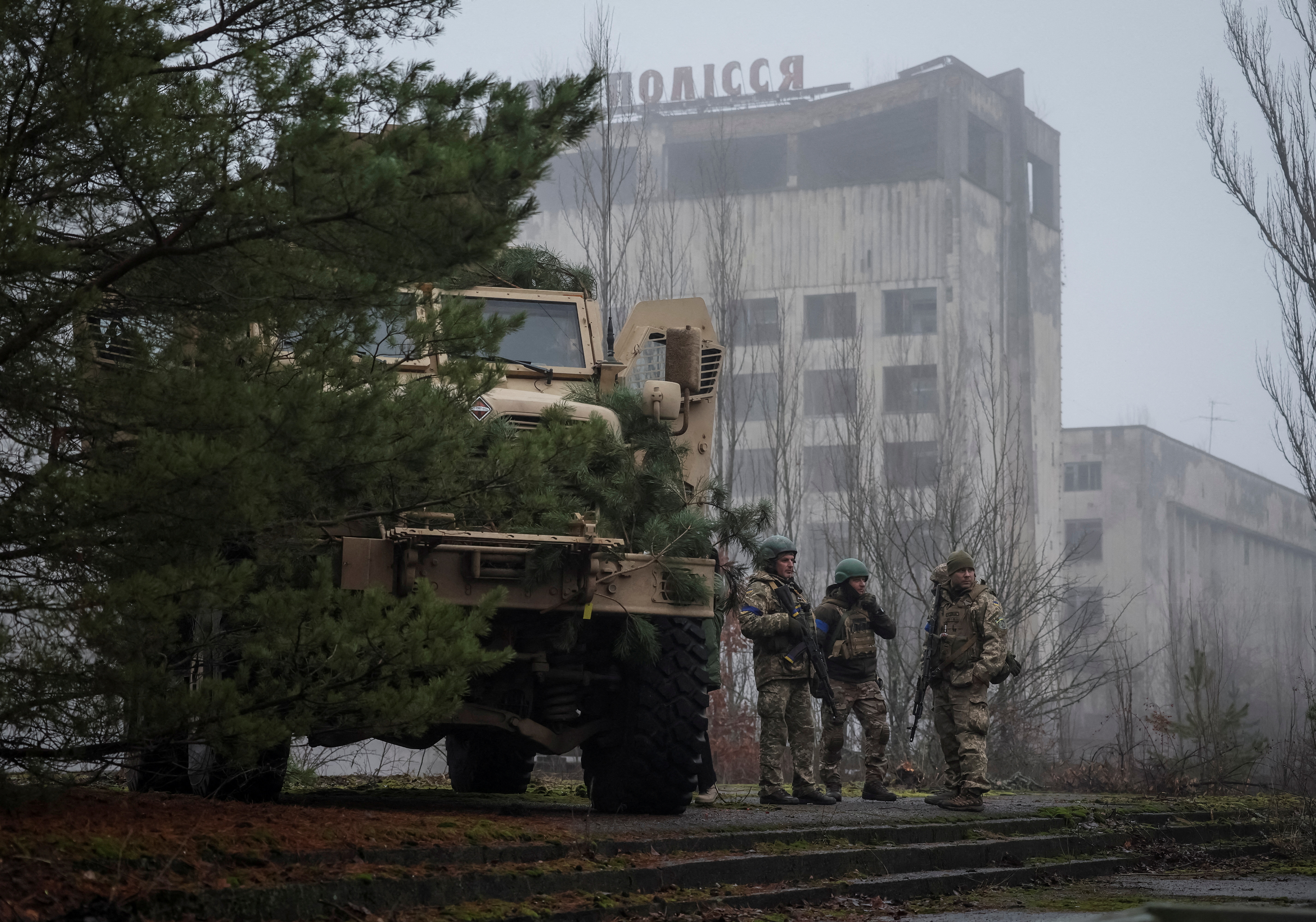 Ukrainian servicemen attend a joint drills of armed forces, national guards, border guards and Security Service of Ukraine (SBU) at the border with Belarus, amid Russia's attack on Ukraine, near the Chernobyl Nuclear Power Plant, in the abandoned city of Pripyat, Ukraine January 20, 2023. [Gleb Garanich/Reuters]