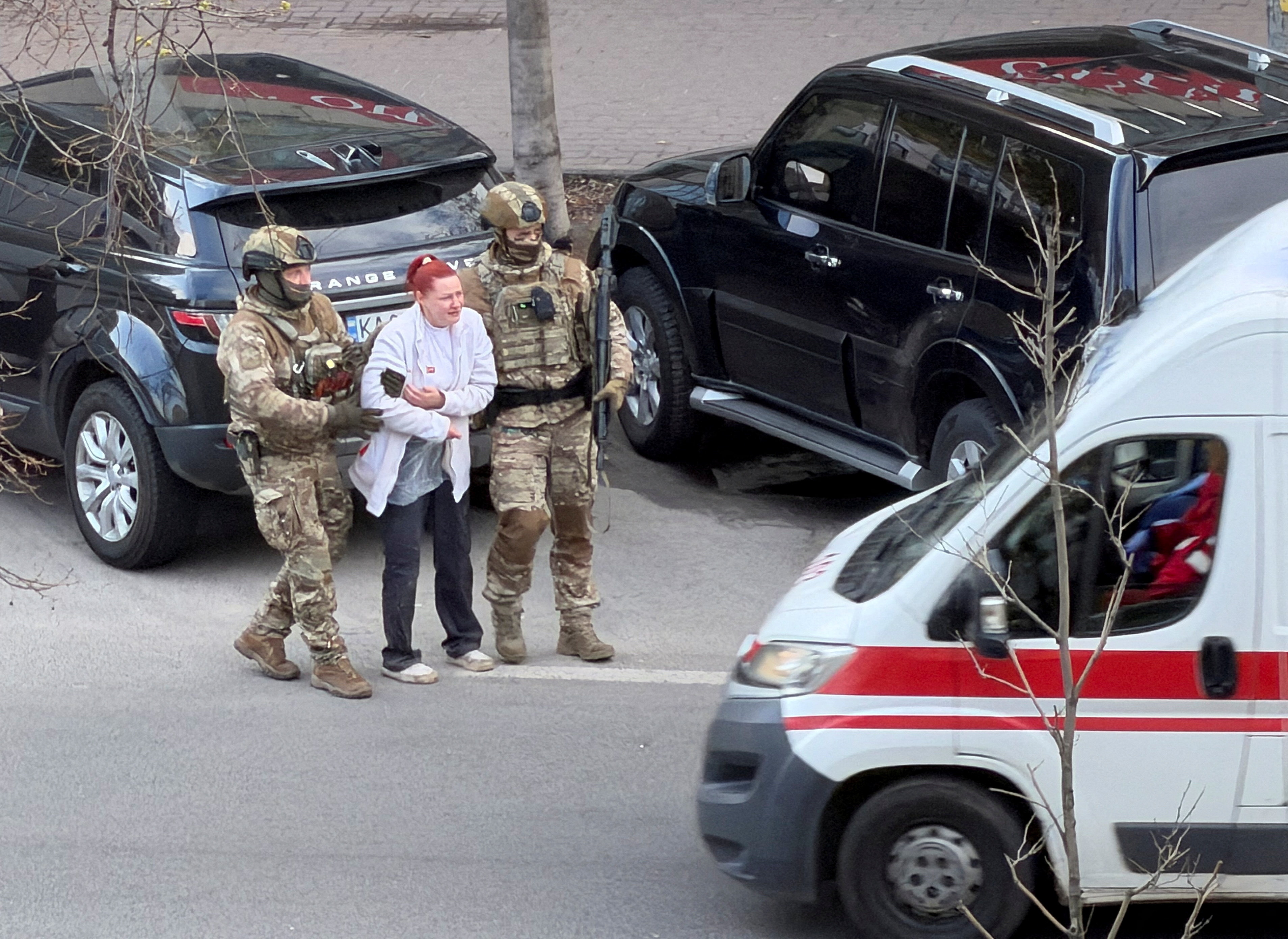 Special Forces Police Unit evacuate the hostage at the site of a shooting incident, in Kyiv, Ukraine, April 18, 2026. Picture taken with a mobile phone. REUTERS/Stringer TPX IMAGES OF THE DAY