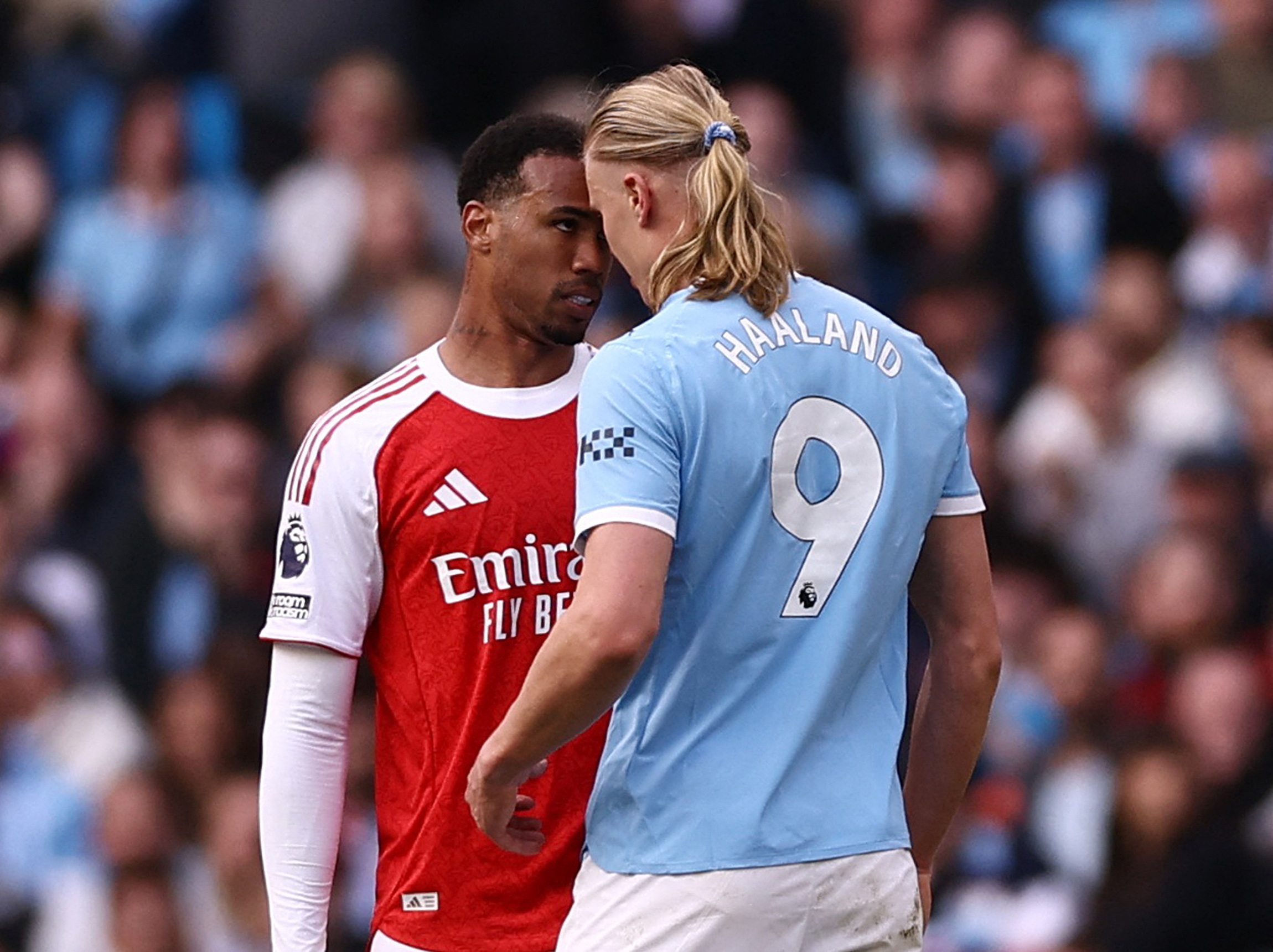 Soccer Football - Premier League - Manchester City v Arsenal - Etihad Stadium, Manchester, Britain - April 19, 2026 Arsenal's Gabriel Magalhaes clashes with Manchester City's Erling Haaland Action Images via Reuters/Lee Smith EDITORIAL USE ONLY. NO USE WITH UNAUTHORIZED AUDIO, VIDEO, DATA, FIXTURE LISTS, CLUB/LEAGUE LOGOS OR 'LIVE' SERVICES. ONLINE IN-MATCH USE LIMITED TO 120 IMAGES, NO VIDEO EMULATION. NO USE IN BETTING, GAMES OR SINGLE CLUB/LEAGUE/PLAYER PUBLICATIONS. PLEASE CONTACT YOUR ACCOUNT REPRESENTATIVE FOR FURTHER DETAILS..