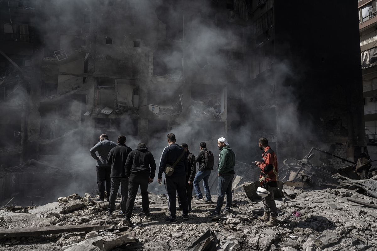 Civilians inspect the site as a residential building lies in ruins and surrounding structures show heavy damage after an Israeli strike hits Corniche Al-Mazraa district in Beirut, Lebanon on April 09, 2026. The Israeli army carries out 100 simultaneous attacks across Lebanon, including the capital Beirut. According to the Lebanese Civil Defense Directorate, 254 people are killed and more than 1,000 others are injured in the attacks. Photojournalist:Murat Şengül