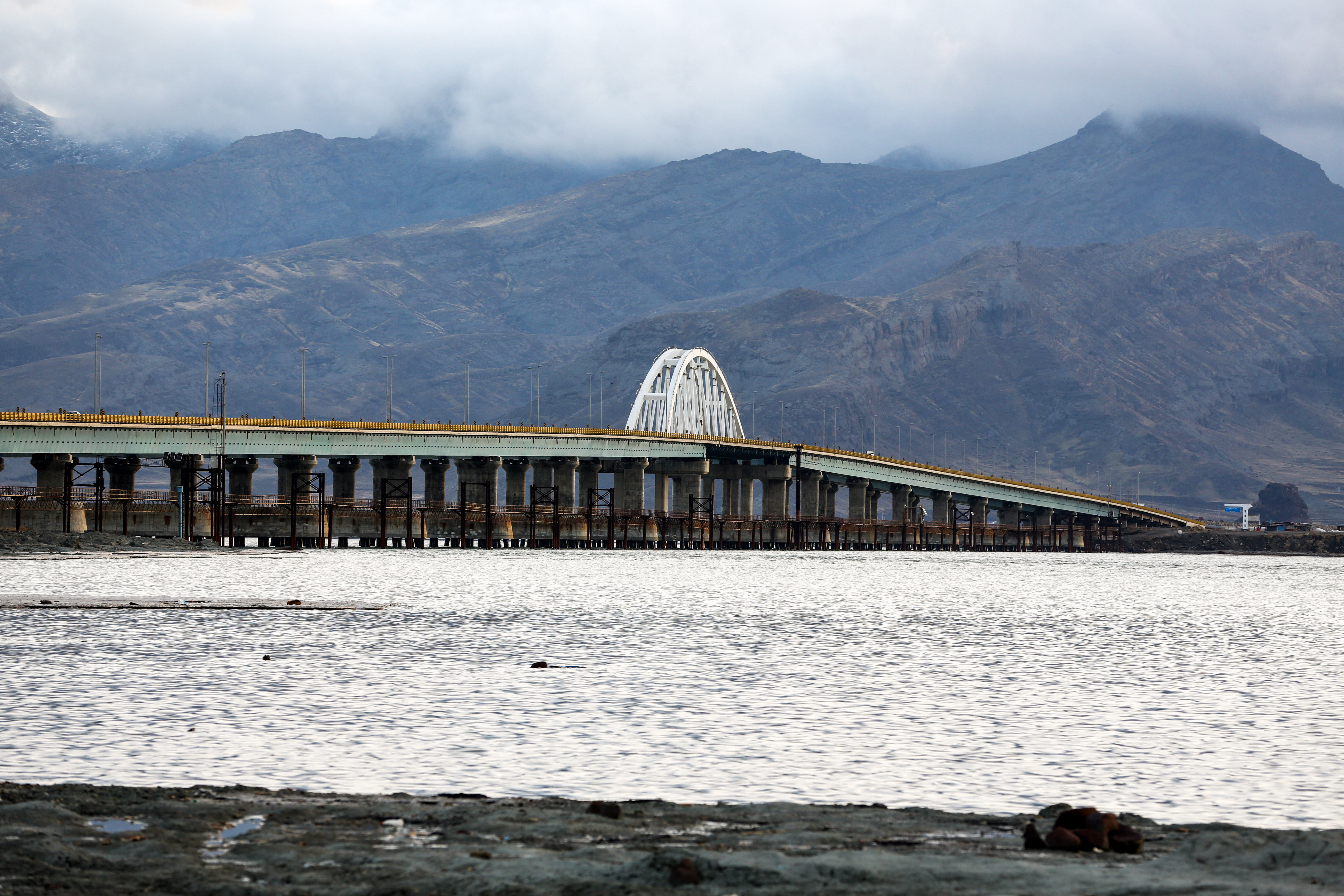 This picture taken on December 8, 2018 shows a view of the Shahid Kalantari causeway which crosses the salt lake of Urmia in the northwest of Iran, which had been shrinking in one of the worst ecological disasters of the past 25 years. Formerly the largest lake in the Middle East, the shrinking of Urmia finally appears to be stabilising as officials see the start of a revival. Situated in the mountains of northwest Iran and fed by 13 rivers, it was designated as a site of international importance under the 1971 UN Convention on Wetlands. Between 1995 and 2013 a combination of prolonged drought, over-farming and dams saw the lake's surface shrink by an estimated 88 percent to just 700 square-kilometres (km2), according to the UN Environment Department. (Photo by ATTA KENARE / AFP)