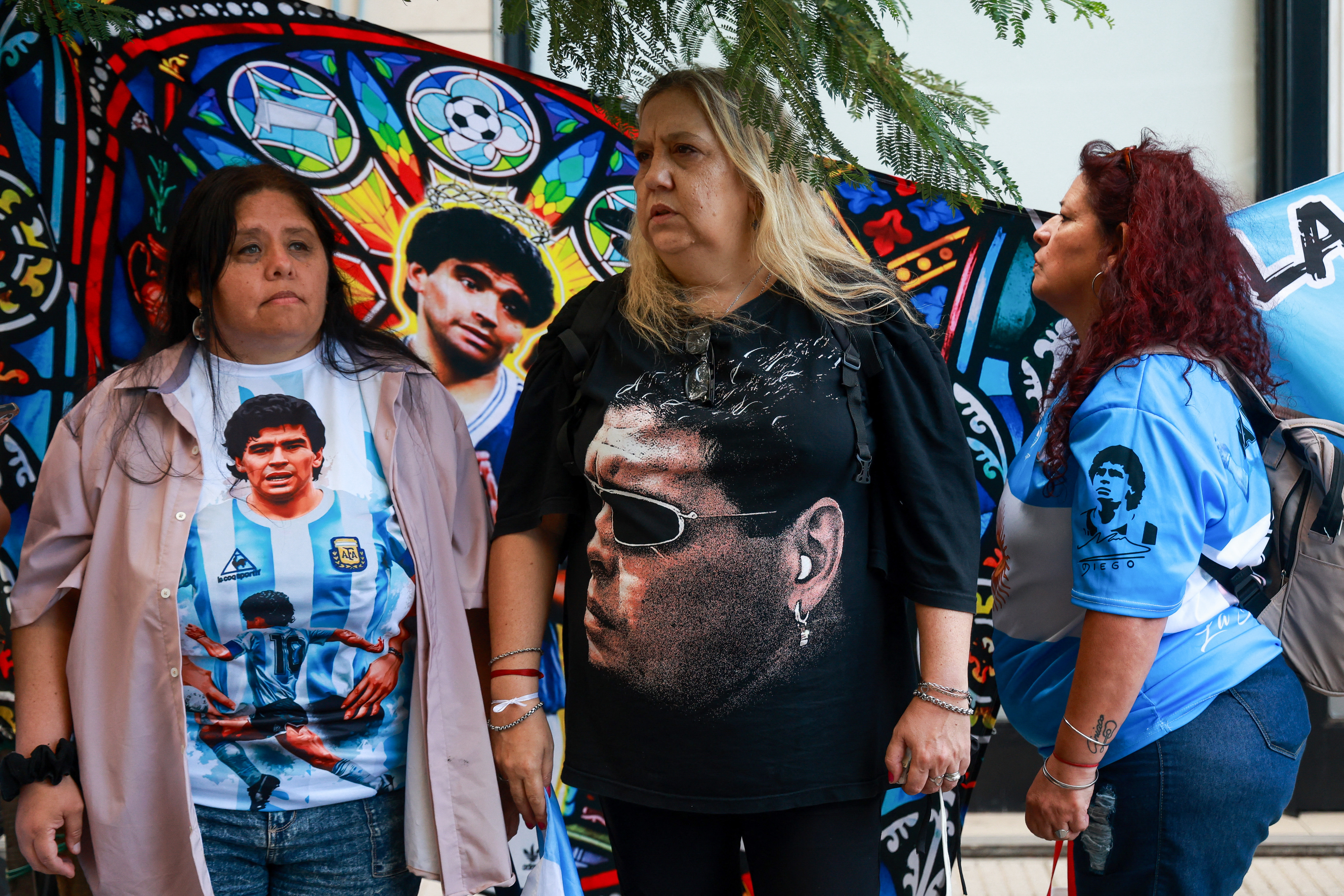 Argentine football legend Diego Maradona's fans remain outside a courthouse during a preliminary hearing in a trial over his death in San Isidro, outskirts of Buenos Aires on April 14, 2026. (Photo by Tomas CUESTA / AFP)