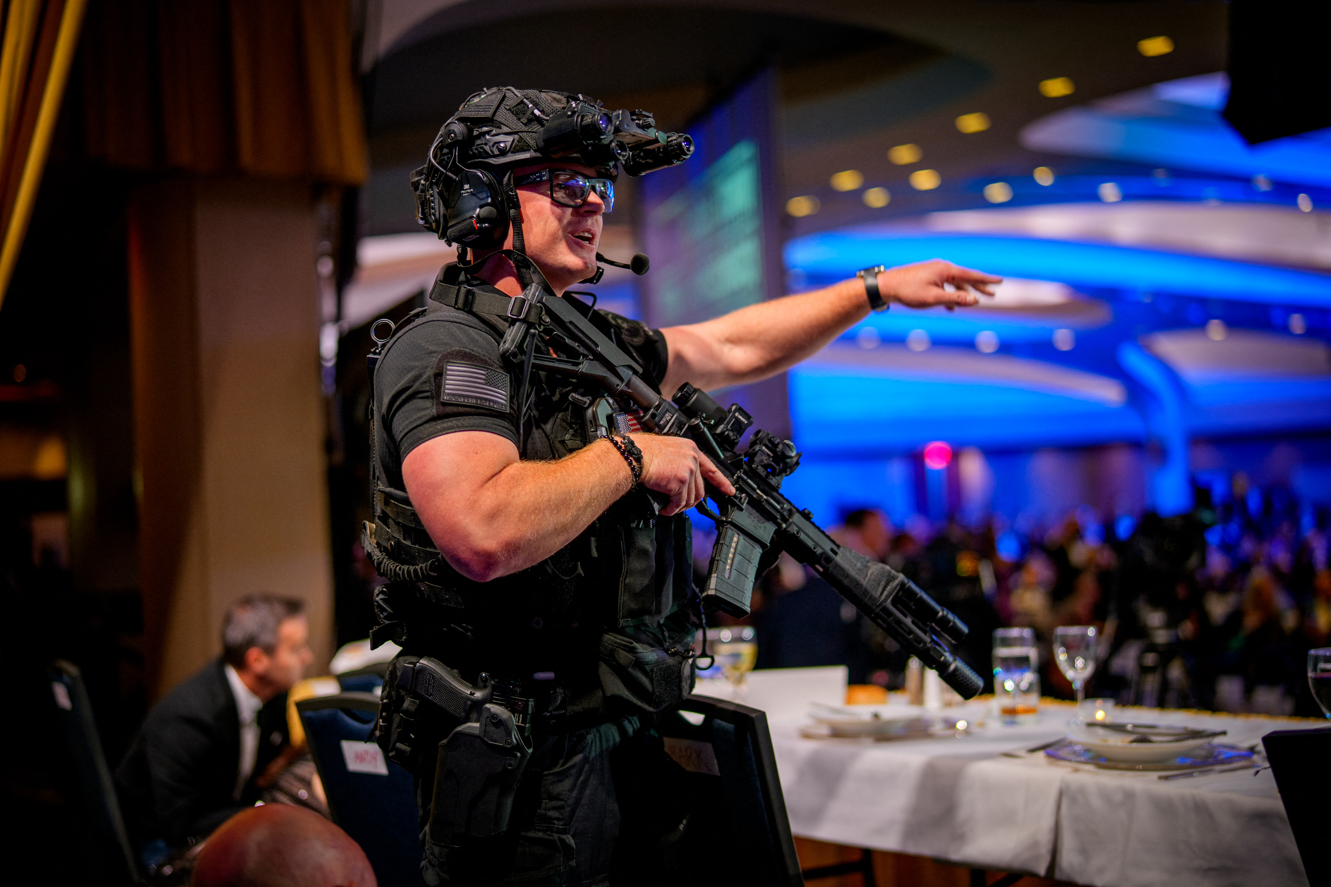 WASHINGTON, DC - APRIL 25: Armed Secret Service agents stand on stage during a shooting incident at the annual White House Correspondents Association Dinner at the Washington Hilton on April 25, 2026 in Washington, DC. According to reports, President Donald Trump, along with other government officials, were evacuated from the Washington Hilton after gun shots. Andrew Harnik/Getty Images/AFP (Photo by Andrew Harnik / GETTY IMAGES NORTH AMERICA / Getty Images via AFP)