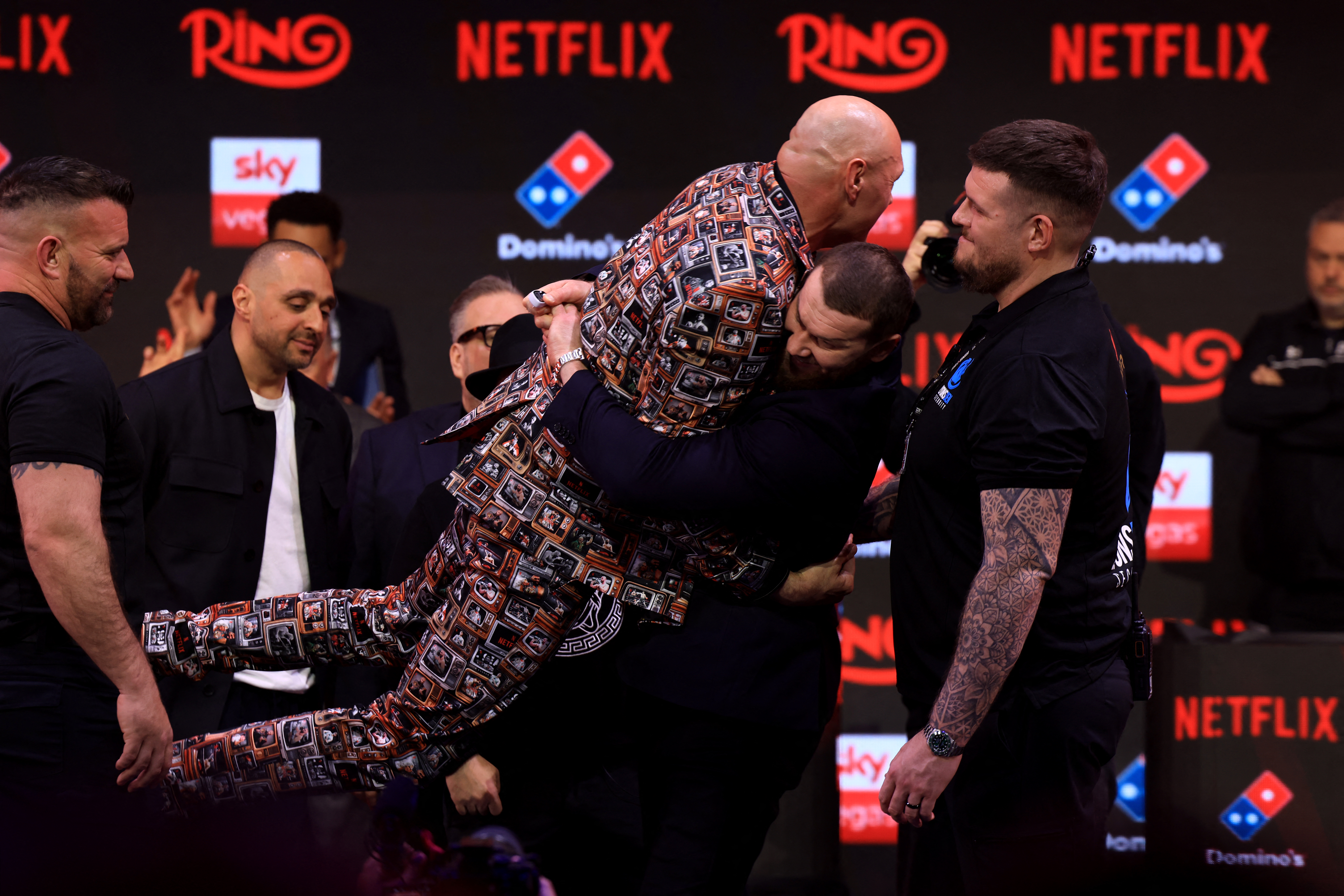 Russia's Arslanbek Makhmudov picks up Britain's two-time former world heavyweight champion Tyson Fury during a press conference in central London on April 9, 2026, ahead of their heavyweight boxing match on April 11. (Photo by Toby Shepheard / AFP)