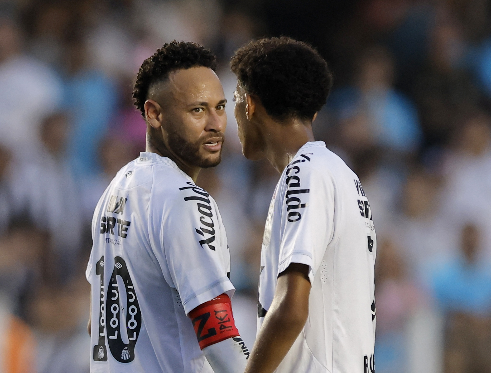 Soccer Football - Brasileiro Championship - Santos v Fortaleza - Estadio Urbano Caldeira, Santos, Brazil - November 1, 2025 Santos' Neymar talks to Robinho Junior REUTERS/Marcelo Machado De Melo