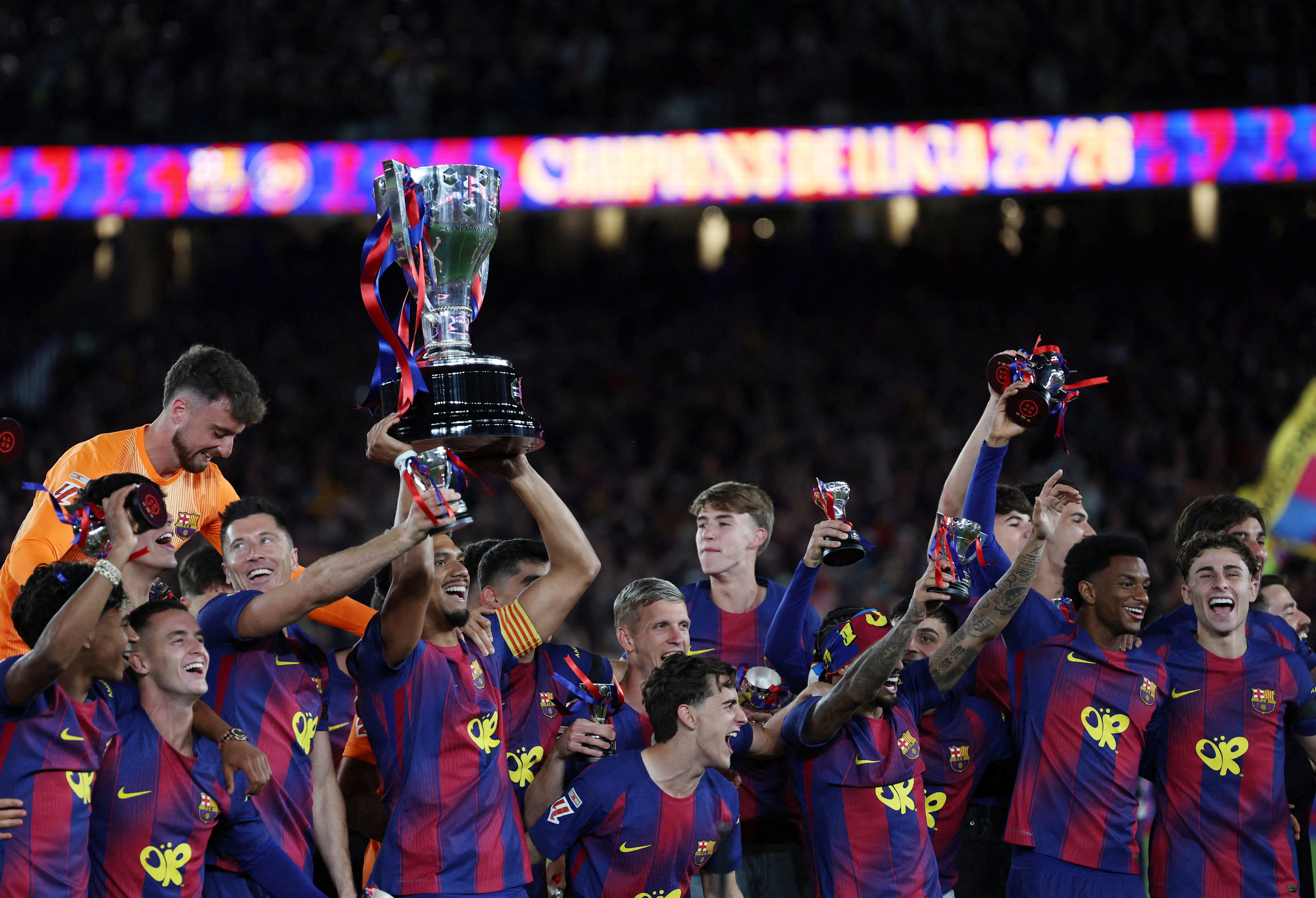 Barcelona players react.