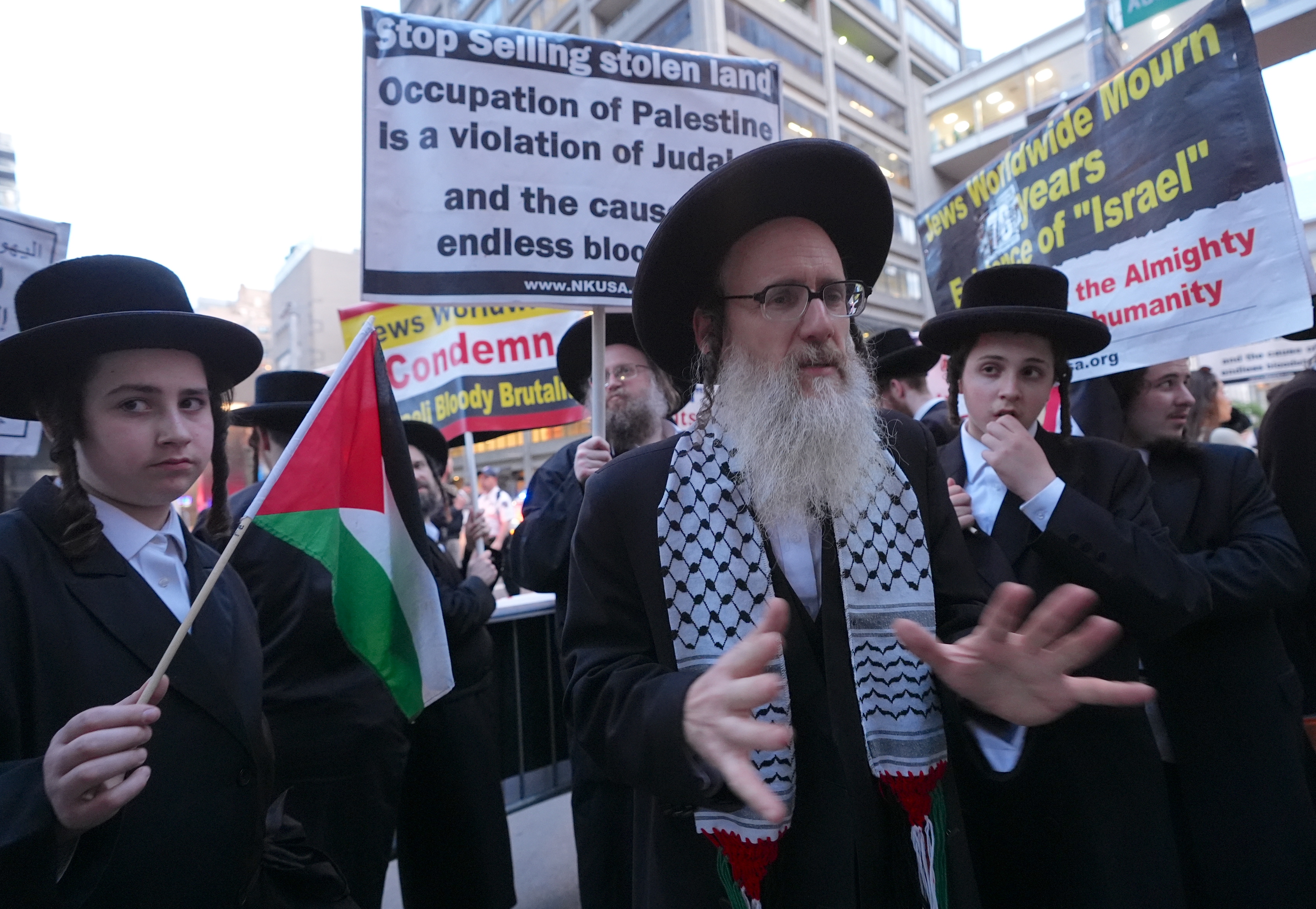 NEW YORK CITY, UNITED STATES - MAY 05: Anti-Israeli Jews gather at a "Stop the Sale of Stolen Palestinian Land" protest against "Great Israel Real Estate" event for Palestinian land sale at the Park East Synagogue in Manhattan on Tuesday, May 05, 2026, in New York City. The NYPD tightened security on E. 67th and E. 68th Streets and set up a perimeter that extended for blocks around the Park East Synagogue. ( Selçuk Acar - Anadolu Agency )