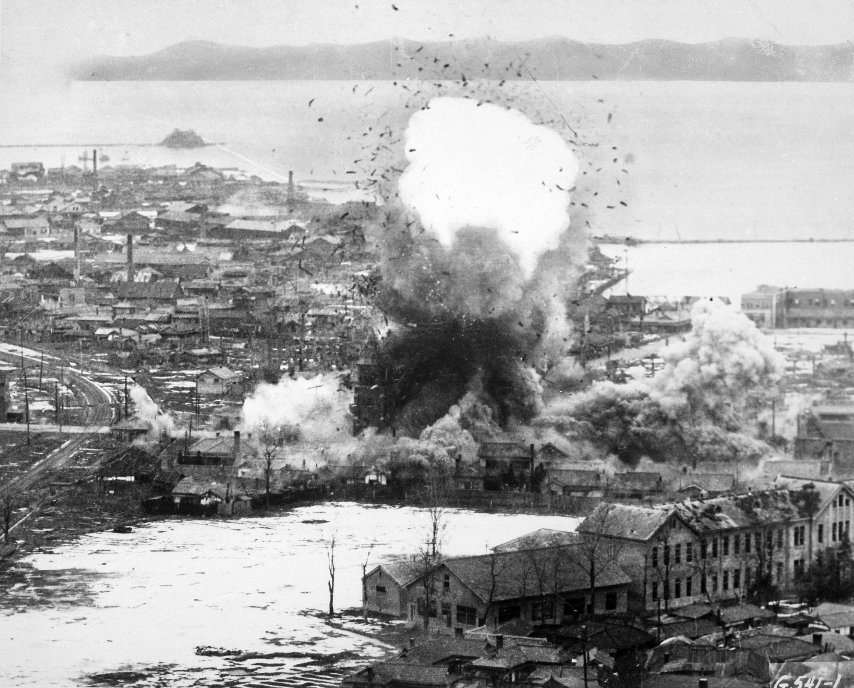 Korean_War_bombing_Wonsan-1777774647