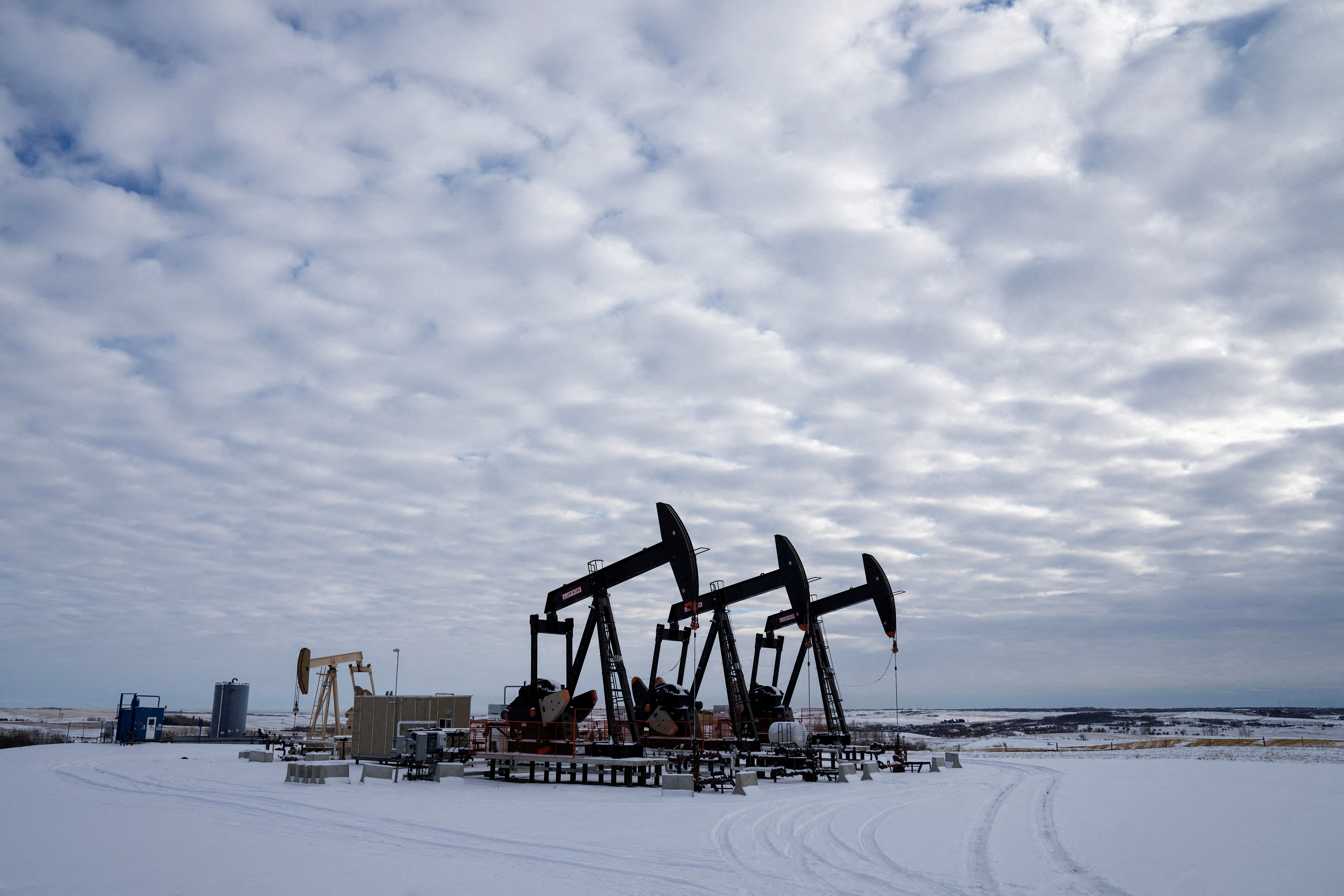 FILE PHOTO: Oil pumpjacks operating in a farmer’s field near Calgary, Alberta, Canada, November 26, 2025. REUTERS/Todd Korol/File Photo