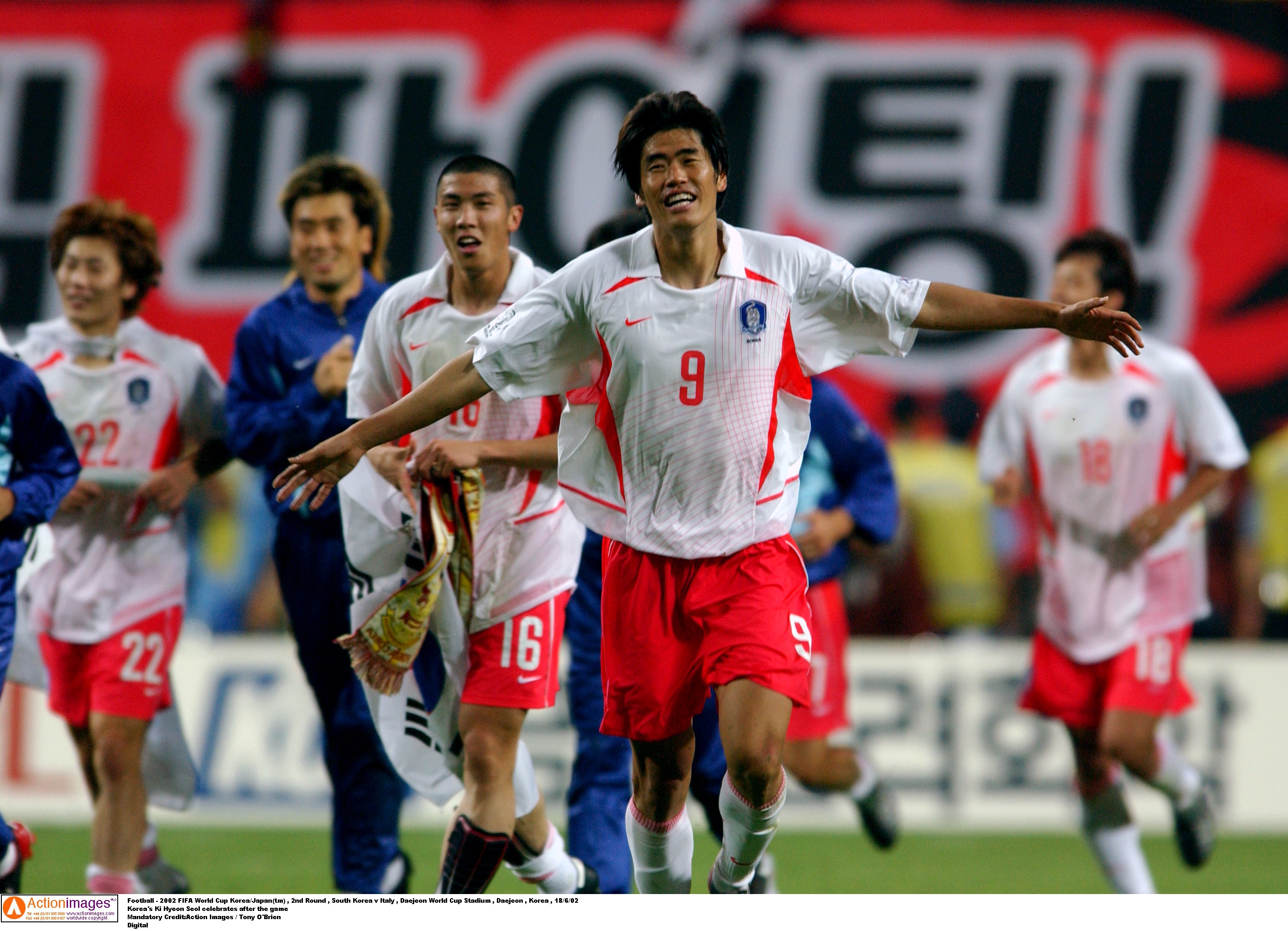 Football - 2002 FIFA World Cup Korea/Japan(tm) , 2nd Round , South Korea v Italy , Daejeon World Cup Stadium , Daejeon , Korea , 18/6/02