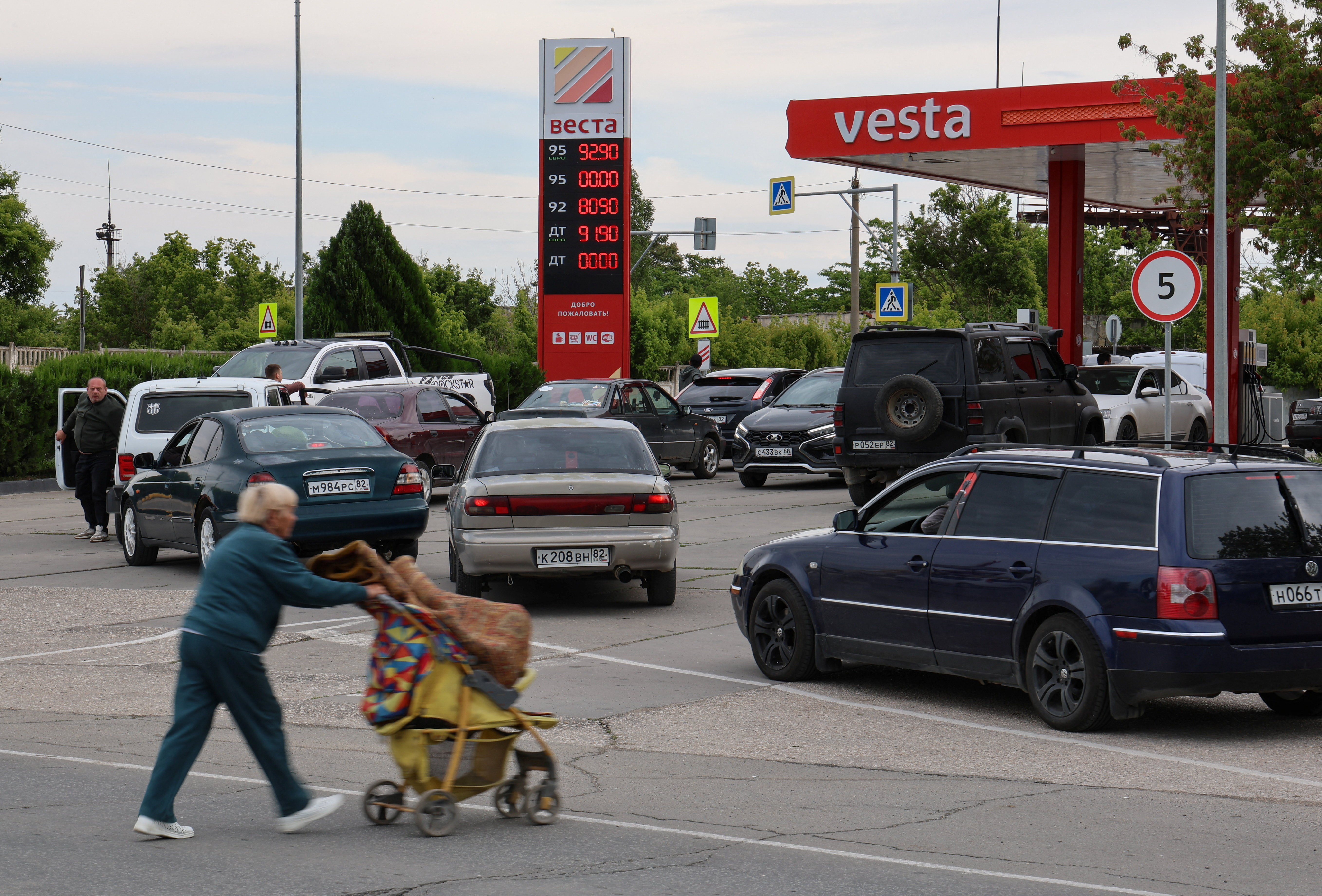 Cars queue for fuel at a gas station after the authorities restricted fuel sales amid a supply shortage following Ukrainian attacks on logistics routes in the course of Russia-Ukraine conflict, in the Black Sea resort city of Yevpatoriya, Crimea, June 3, 2026. REUTERS/Alexey Pavlishak