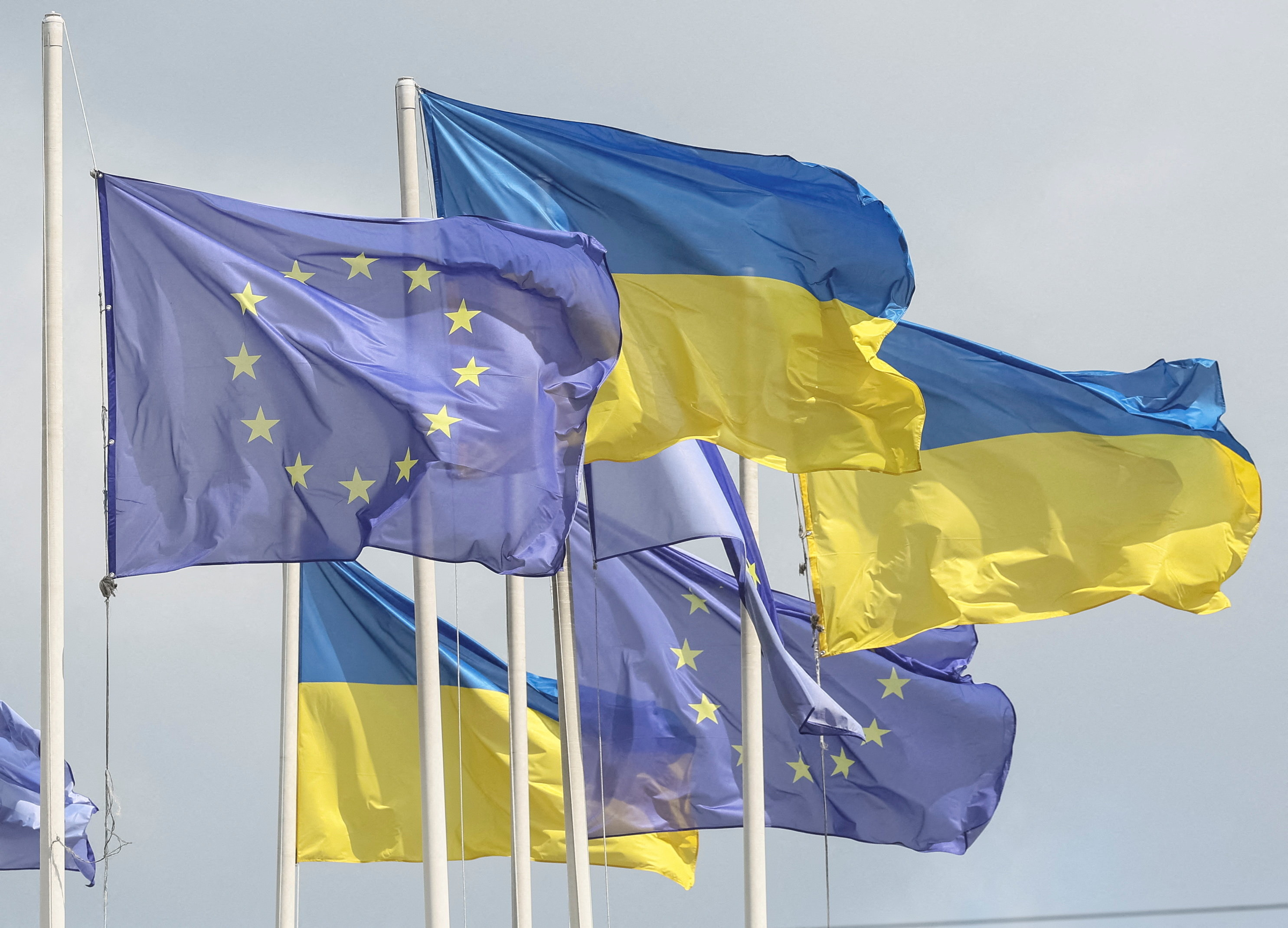 FILE PHOTO: Ukrainian and European flags fly, amid Russia's attack on Ukraine, in central Kyiv, Ukraine August 11, 2025. REUTERS/Gleb Garanich/File Photo