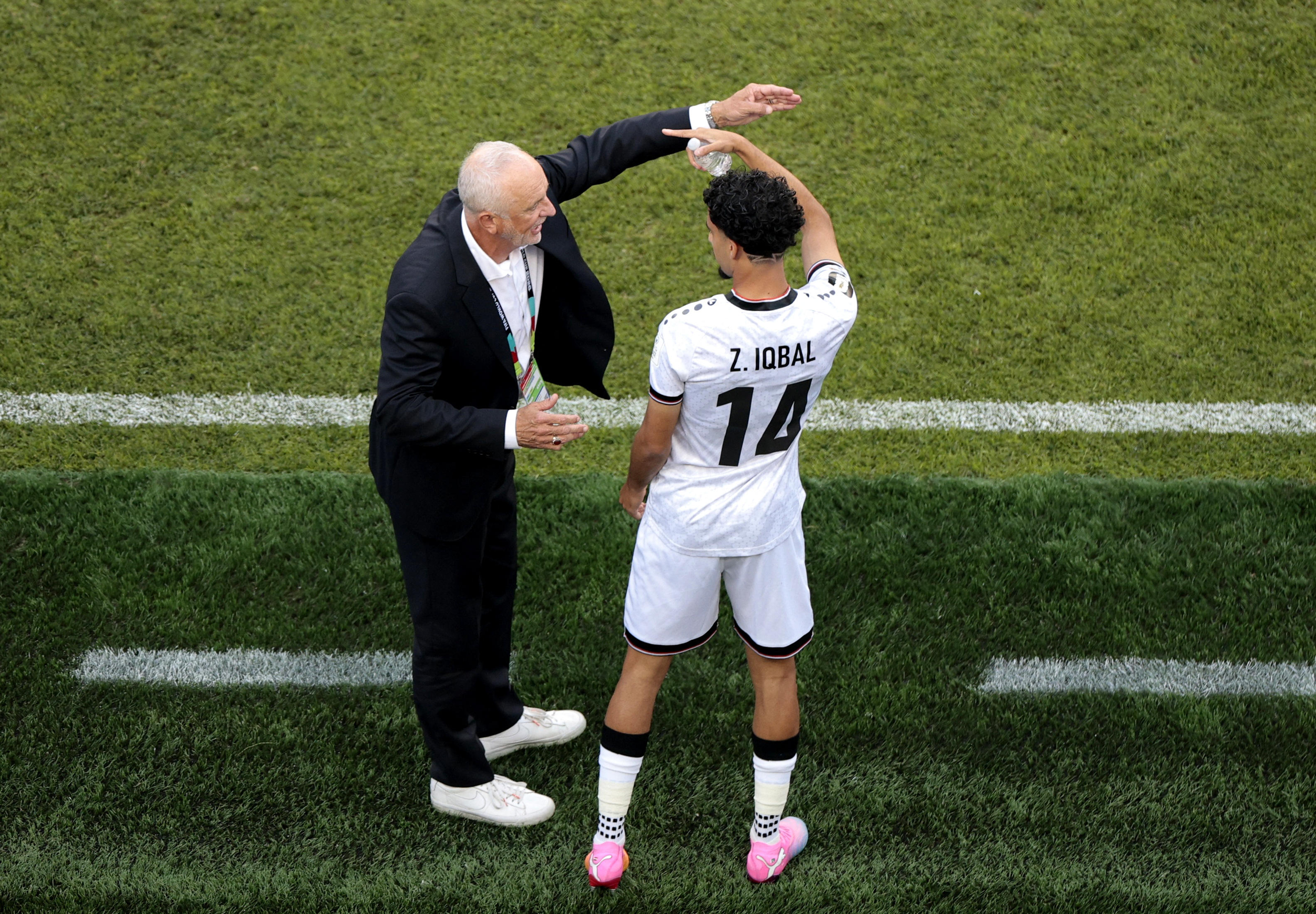 Soccer Football - FIFA World Cup 2026 - Group I - Iraq v Norway - Boston Stadium, Foxborough, Massachusetts, U.S. - June 16, 2026 Iraq's Zidane Iqbal is given instructions by Iraq coach Graham Arnold before he is substituted on REUTERS/Brian Snyder