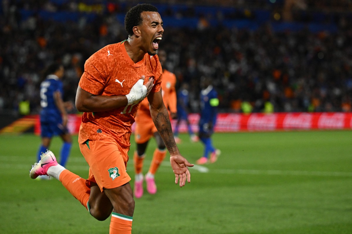 Ivory Coast's defender #17 Guela Doue celebrates scoring the equalizing goal during the international friendly football match between France and Ivory Coast