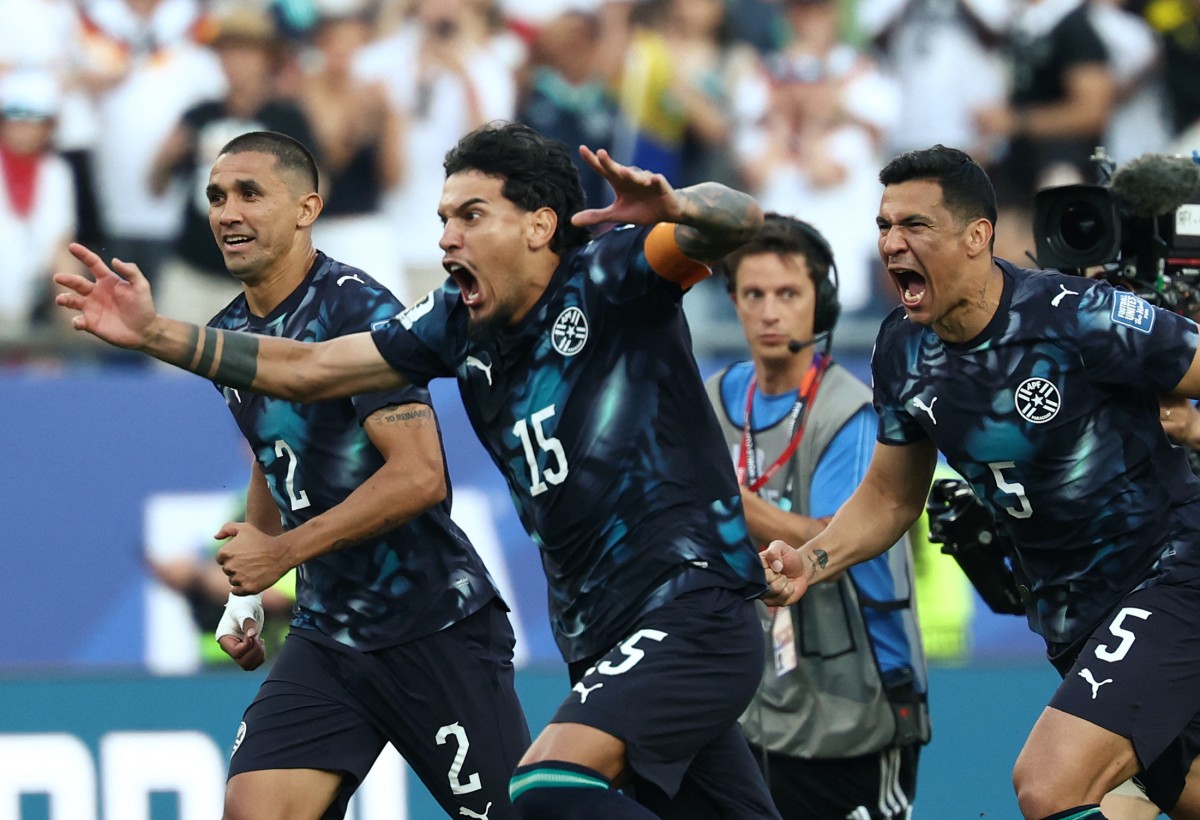 Paraguay's players celebrate after winning the penalty shootout during the 2026 World Cup round of 32 football match between Germany and Paraguay