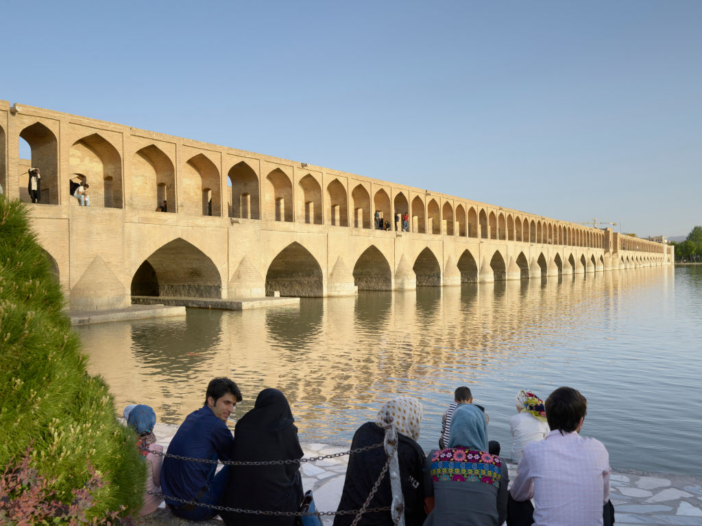 Die "33-Bogen-Brücke" oder auch "Si-o-se Pol" über den Zayandeh Rud Fluss in der iranischen Stadt Isfahan, aufgenommen am 23.04.2017. Die zweistöckigen Brücke mit seinen 33 Backsteinbögen ist 290,4 m lang und 13,5 m breit und für den Autoverkehr gesperrt. Die Brücke ist eines der Wahrzeichen der Stadt. (Photo by Thomas Schulze/picture alliance via Getty Images)