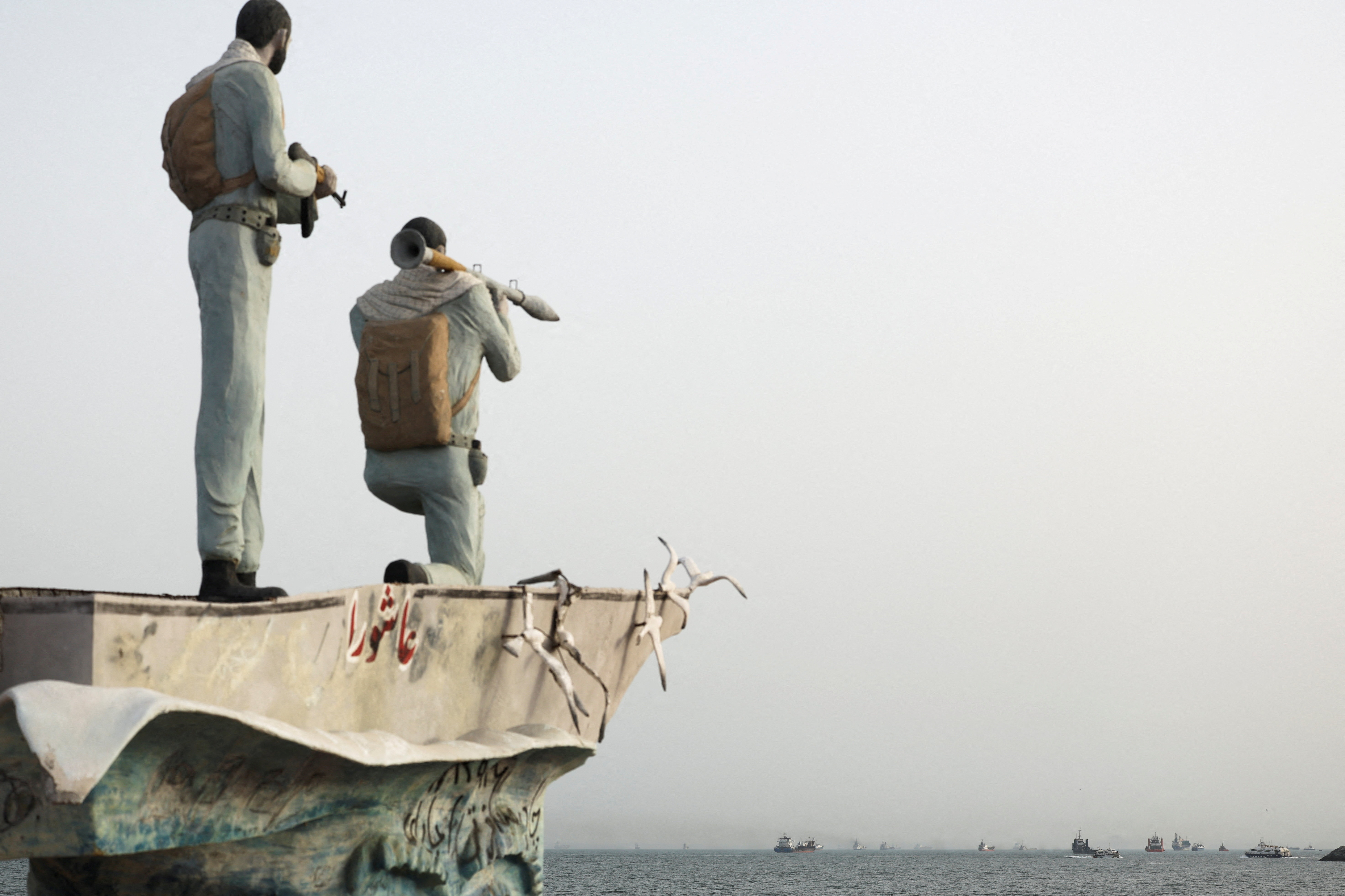 statue of one person holding a machine gun and another holding an RPG