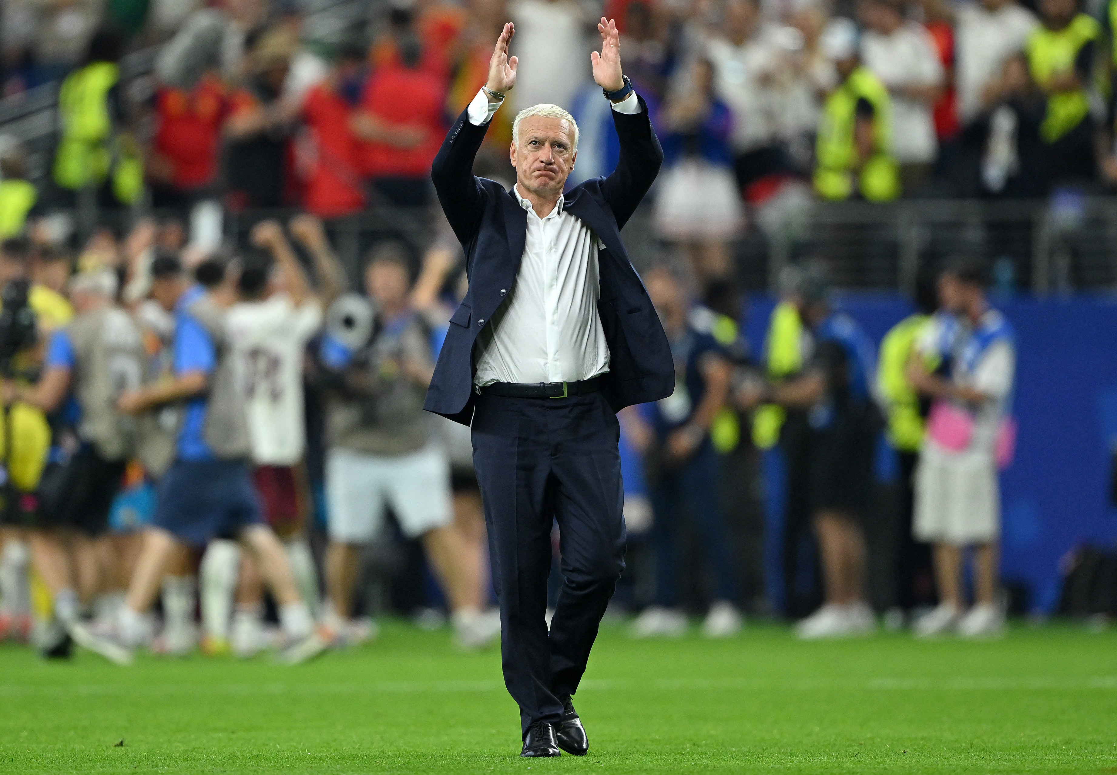 ARLINGTON, TEXAS - JULY 14: Didier Deschamps, Head Coach of France, applauds fans after the 0-2 loss during the FIFA World Cup 2026 Semi Final match between France and Spain at Dallas Stadium on July 14, 2026 in Arlington, Texas. Shaun Botterill/Getty Images/AFP (Photo by Shaun Botterill / GETTY IMAGES NORTH AMERICA / Getty Images via AFP)