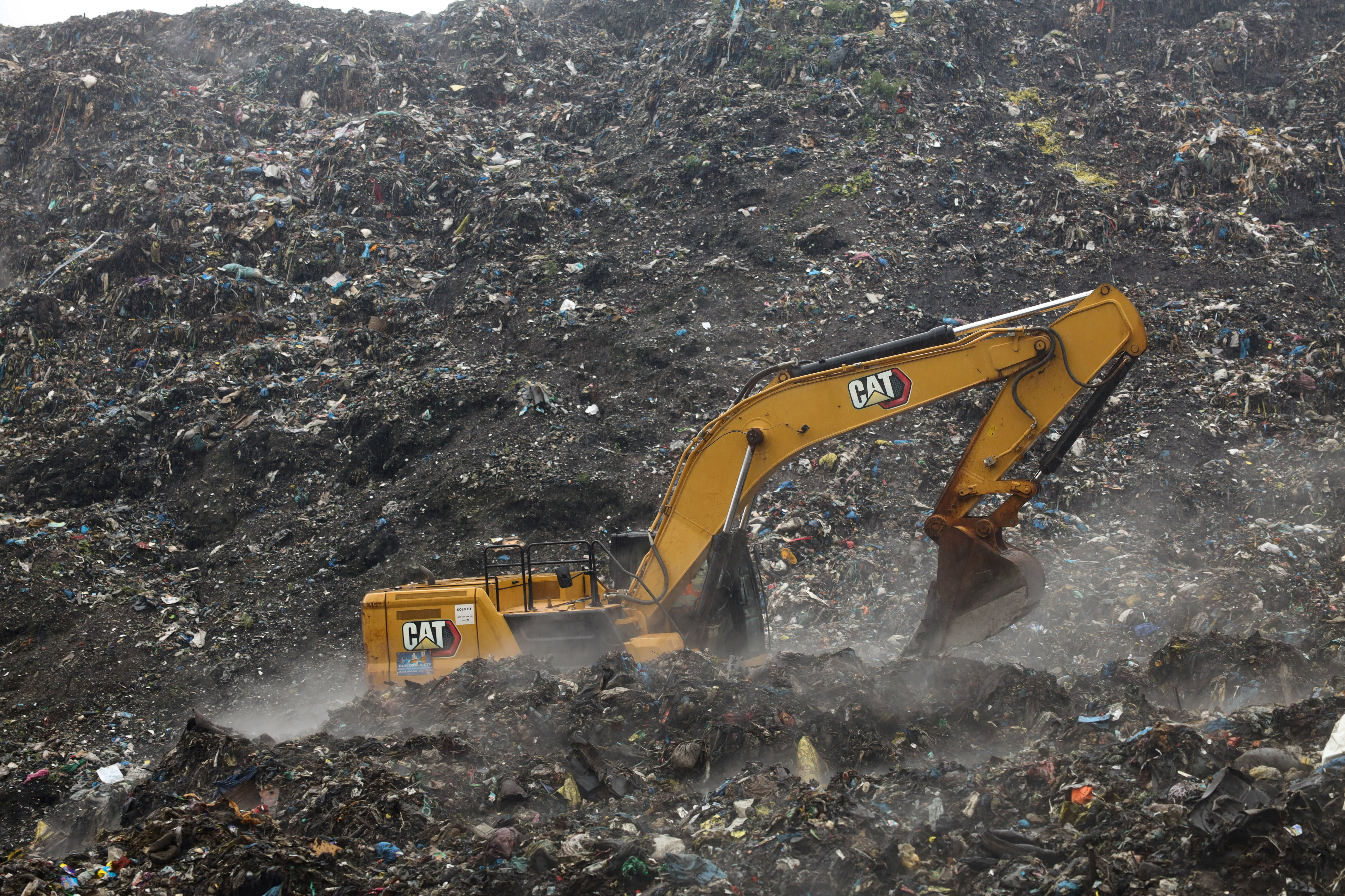 Guinea rescue workers dig for survivors after landfill collapse