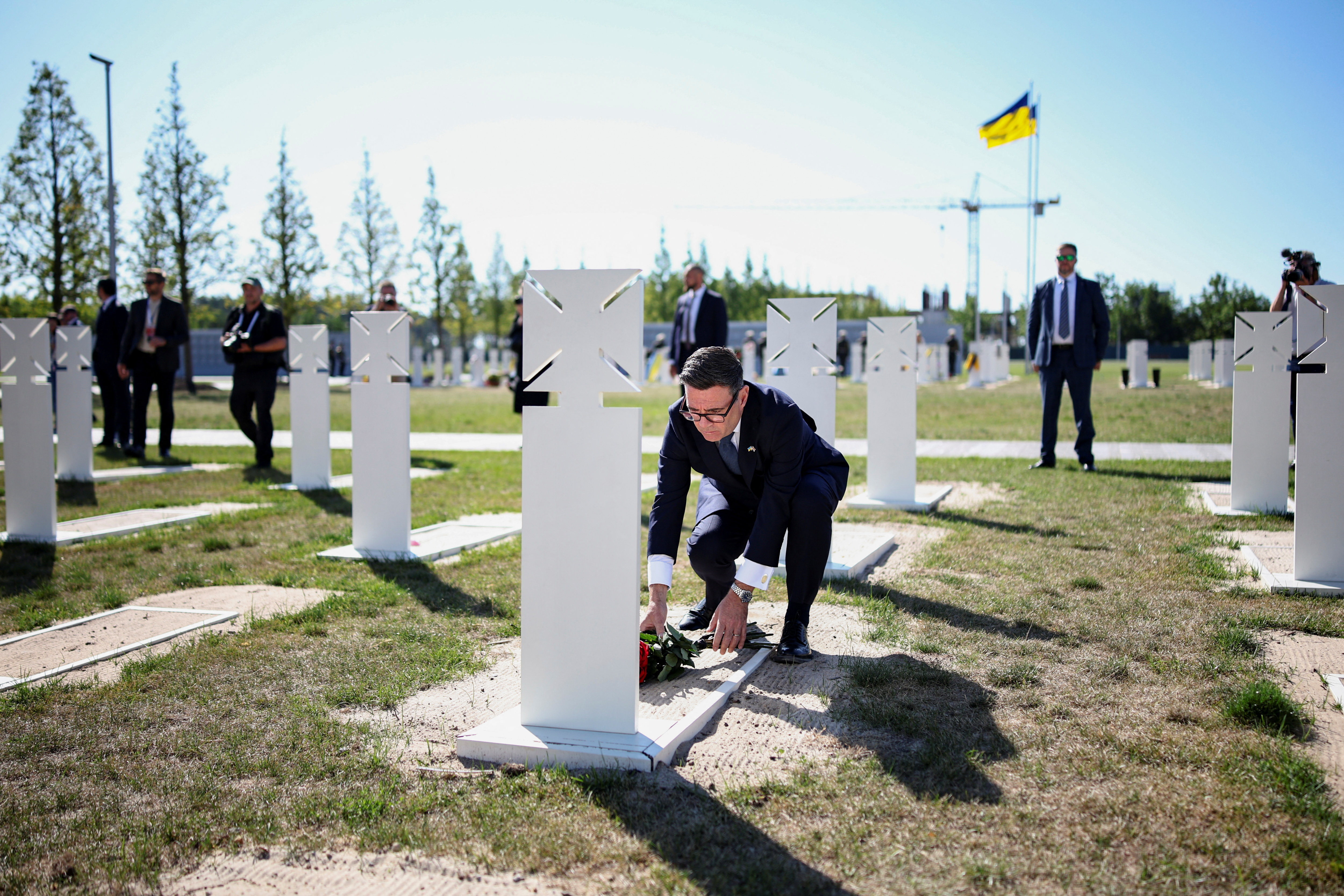 UK Prime Minister Andy Burnham lays flowers at the tomb of the unknown Ukrainian soldier during a ceremony at Ukraine's national military memorial cemetery as the country marks the 35th anniversary of its independence, in Hatne southwest of Kyiv on August 24, 2026 [Henry Nicholls/Pool via Reuters]