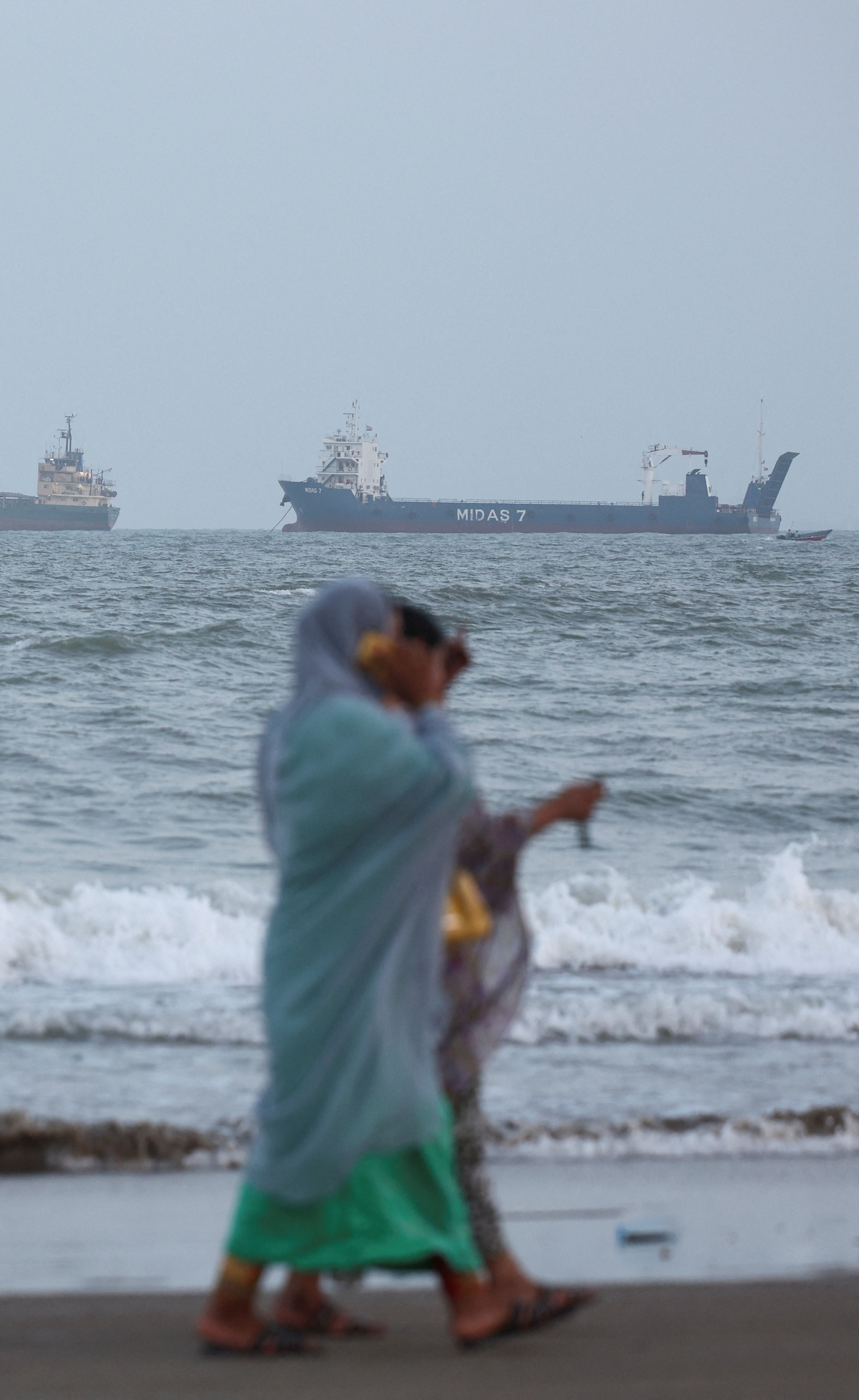 Women gather, as vessels in the Strait of Hormuz are visible near the beach of Bandar Abbas, Iran, August 26, 2026. Majid Asgaripour/WANA (West Asia News Agency) via REUTERS ATTENTION EDITORS - THIS PICTURE WAS PROVIDED BY A THIRD PARTY. ISRAEL OUT. NO COMMERCIAL OR EDITORIAL SALES IN ISRAEL. NO ACCESS FOR ISRAELI MEDIA. NO USE BBC PERSIAN. NO USE VOA PERSIAN. NO USE MANOTO. NO USE IRAN INTERNATIONAL. NO USE RADIO FARDA. DIGITAL: NO USE BBC PERSIAN. NO USE VOA PERSIAN. NO USE MANOTO. NO USE IRAN INTERNATIONAL. NO USE RADIO FARDA.