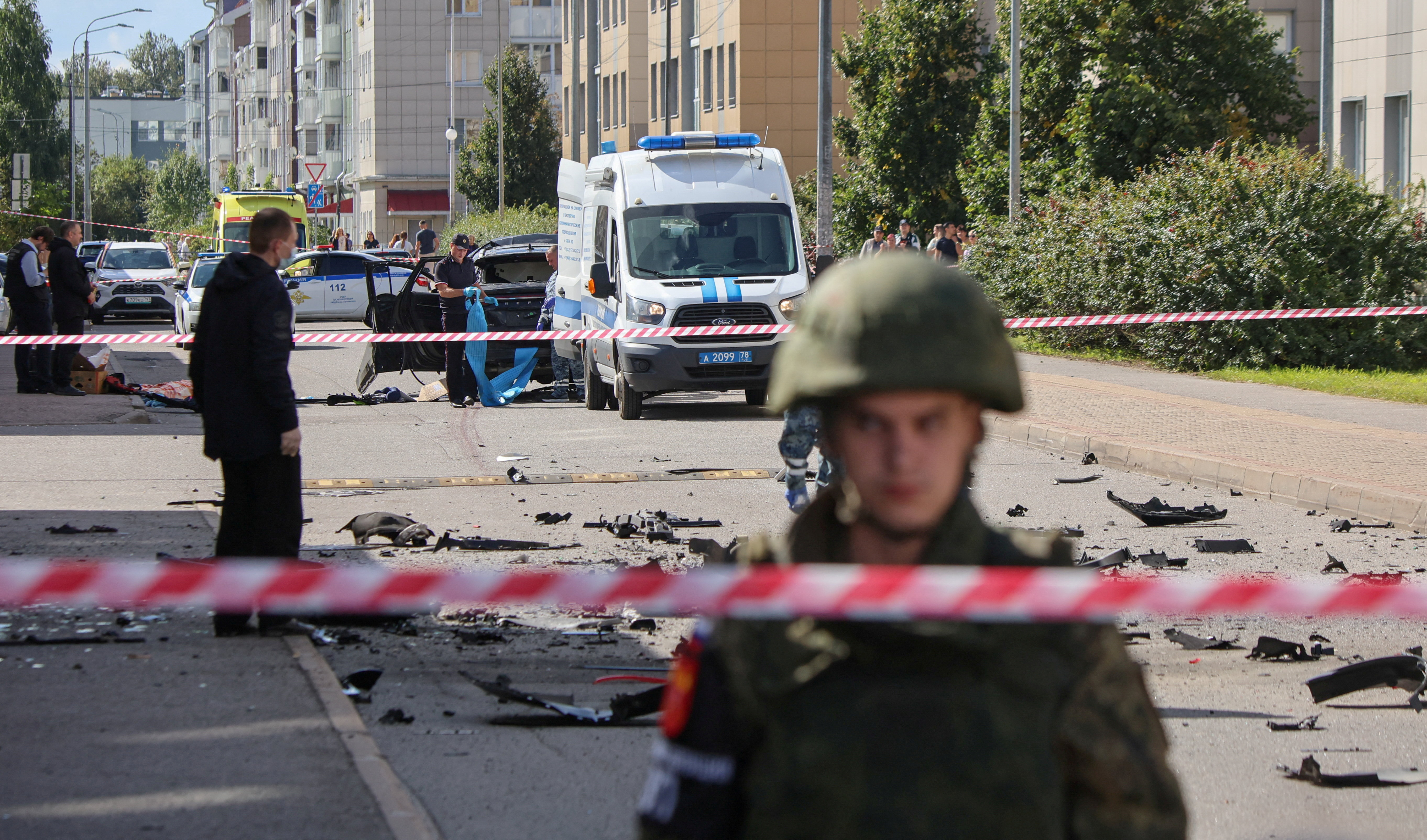Investigators work on the site of a car explosion, which killed a Russian military serviceman, in Saint Petersburg, Russia August 27, 2026. REUTERS/Stringer TPX IMAGES OF THE DAY