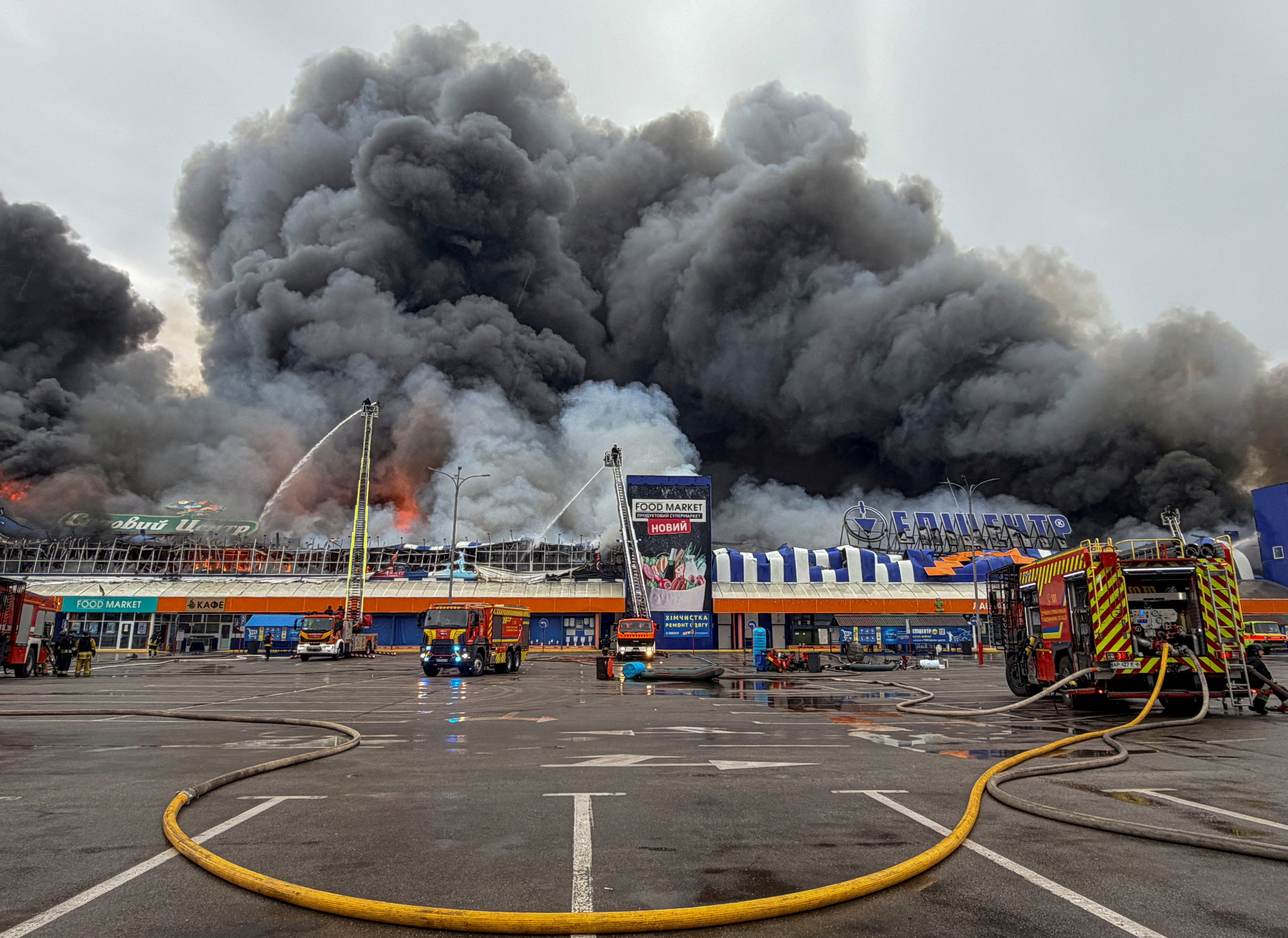 Firefighters work at the site of a household and construction item shopping mall, as smoke and fire rise after Russian drone strikes, amid Russia's attack on Ukraine, in Zaporizhzhia, Ukraine August 28, 2026. Picture taken with a mobile phone. REUTERS/Stringer TPX IMAGES OF THE DAY