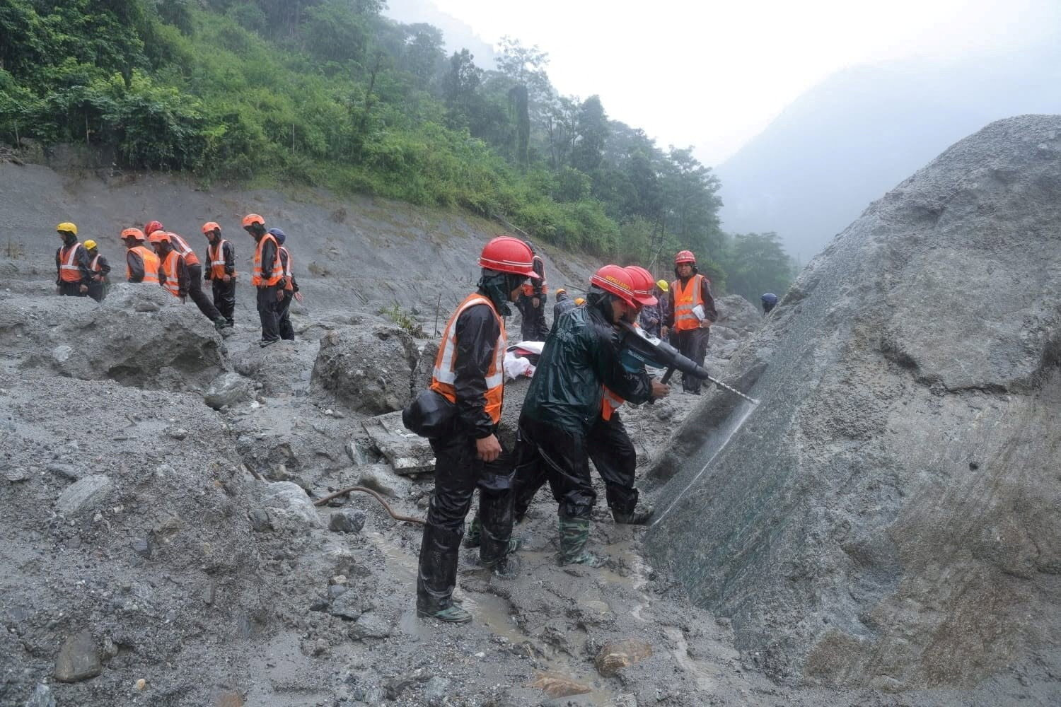 In pictures: Devastation from the Nepal-China floods