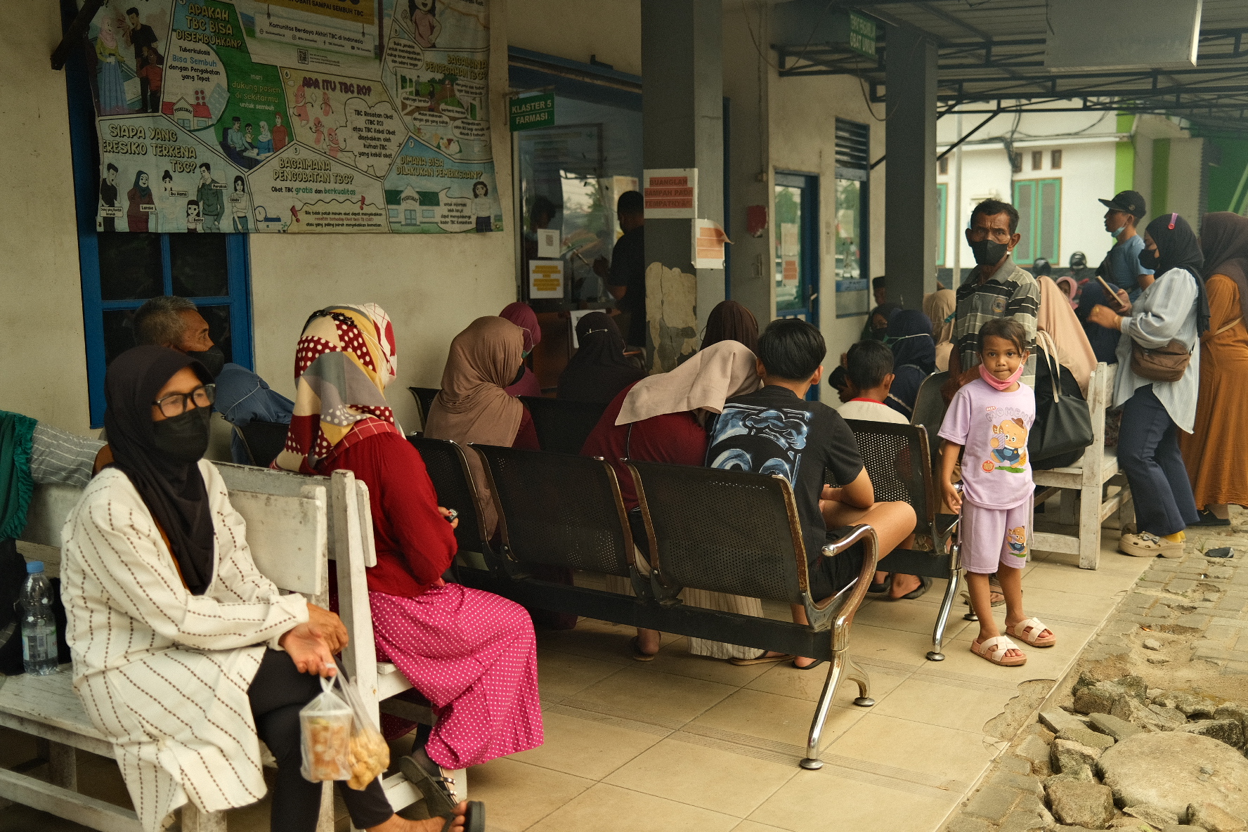 Many in Indonesia’s West Kalimantan seek medical care for exposure to thick haze and ash