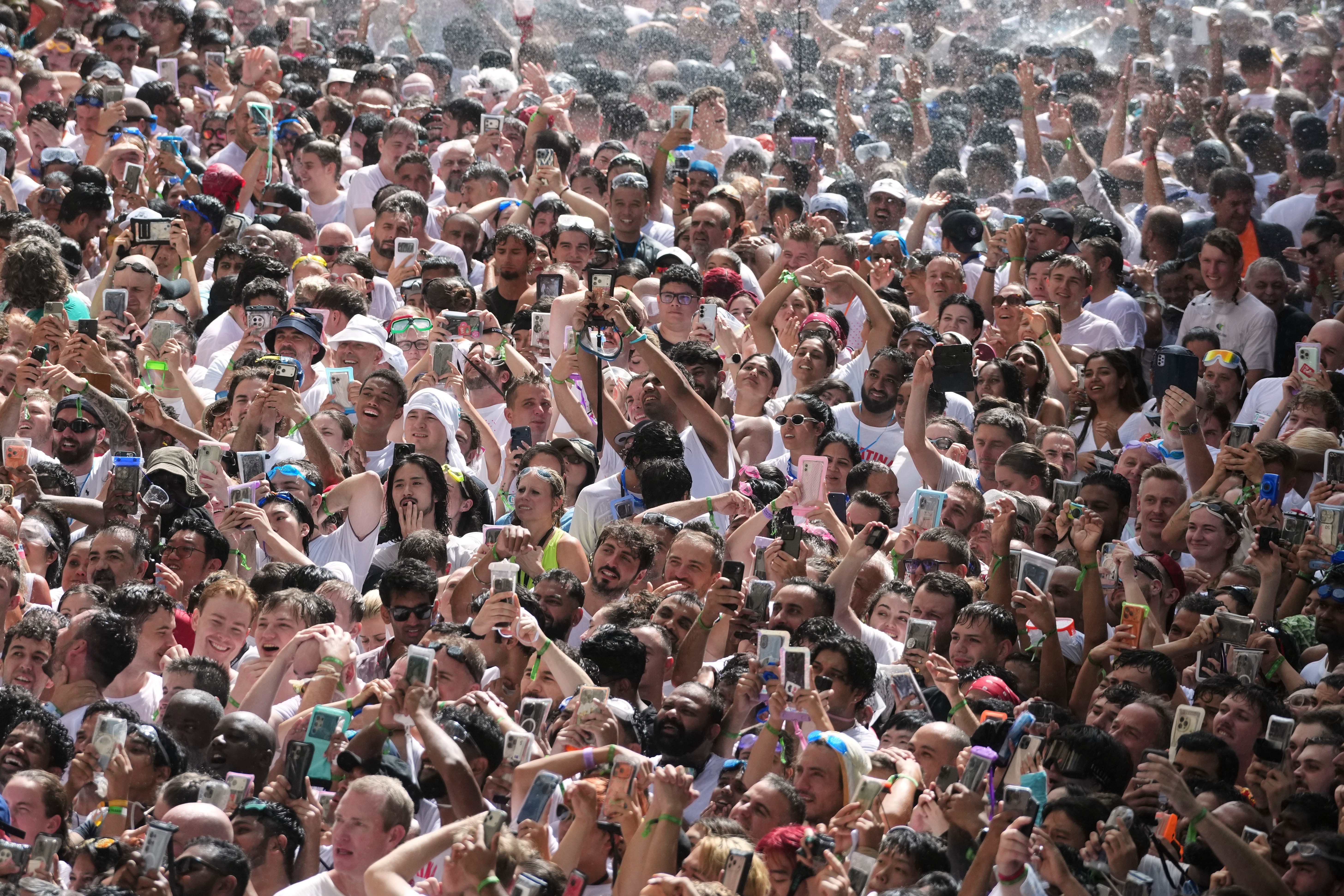 Thousands join Spain's La Tomatina festival for epic tomato battle