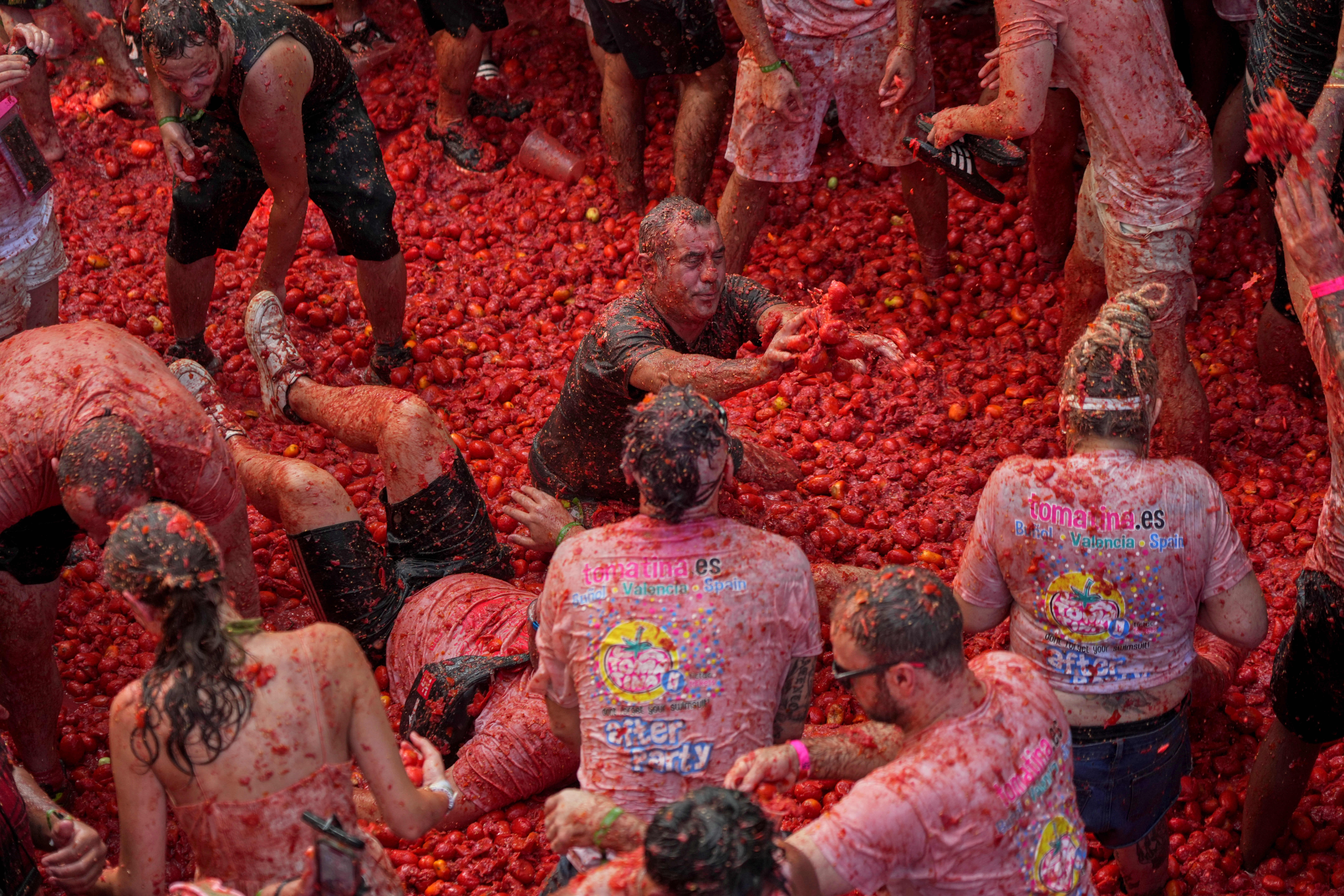 Thousands join Spain's La Tomatina festival for epic tomato battle