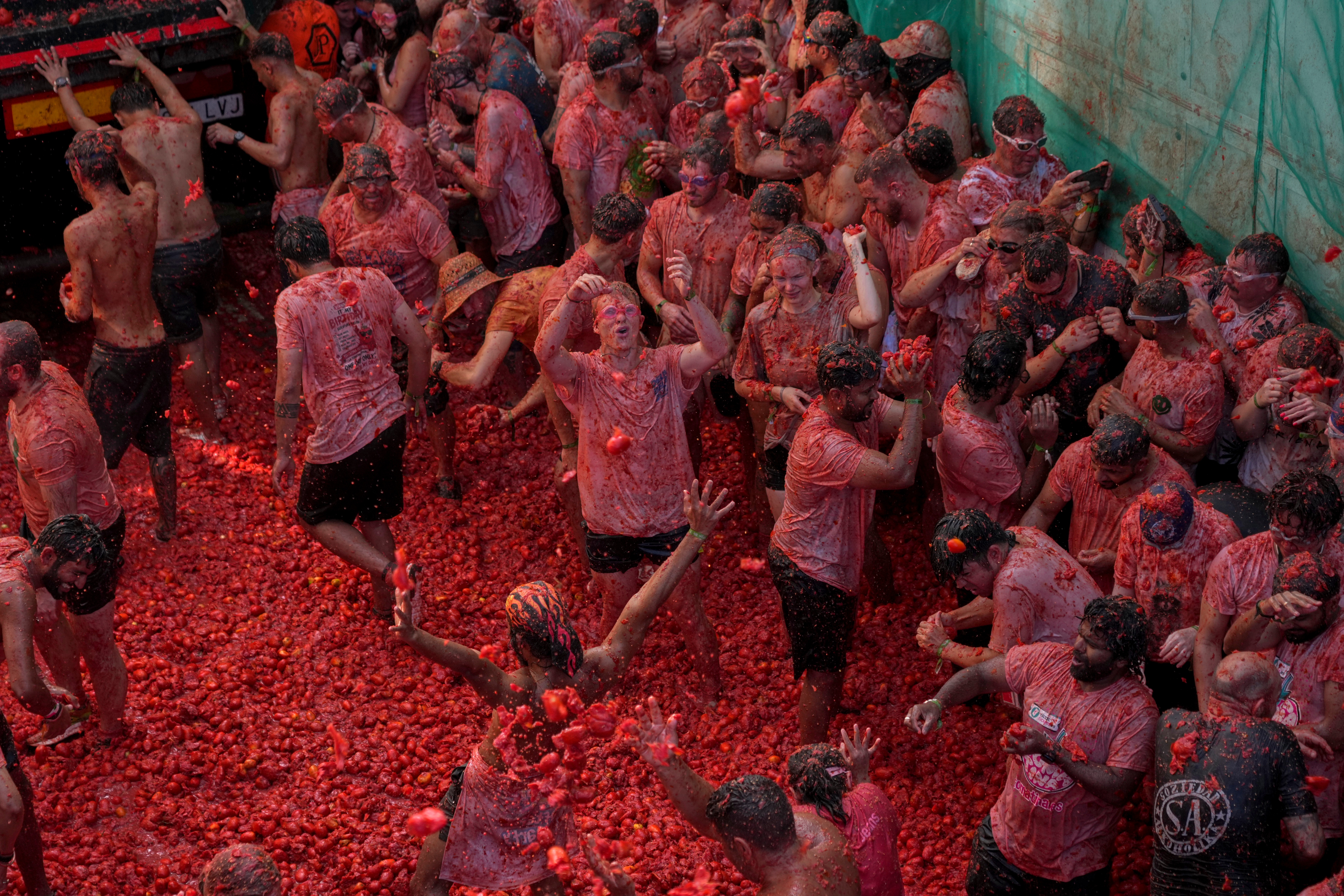 Thousands join Spain's La Tomatina festival for epic tomato battle
