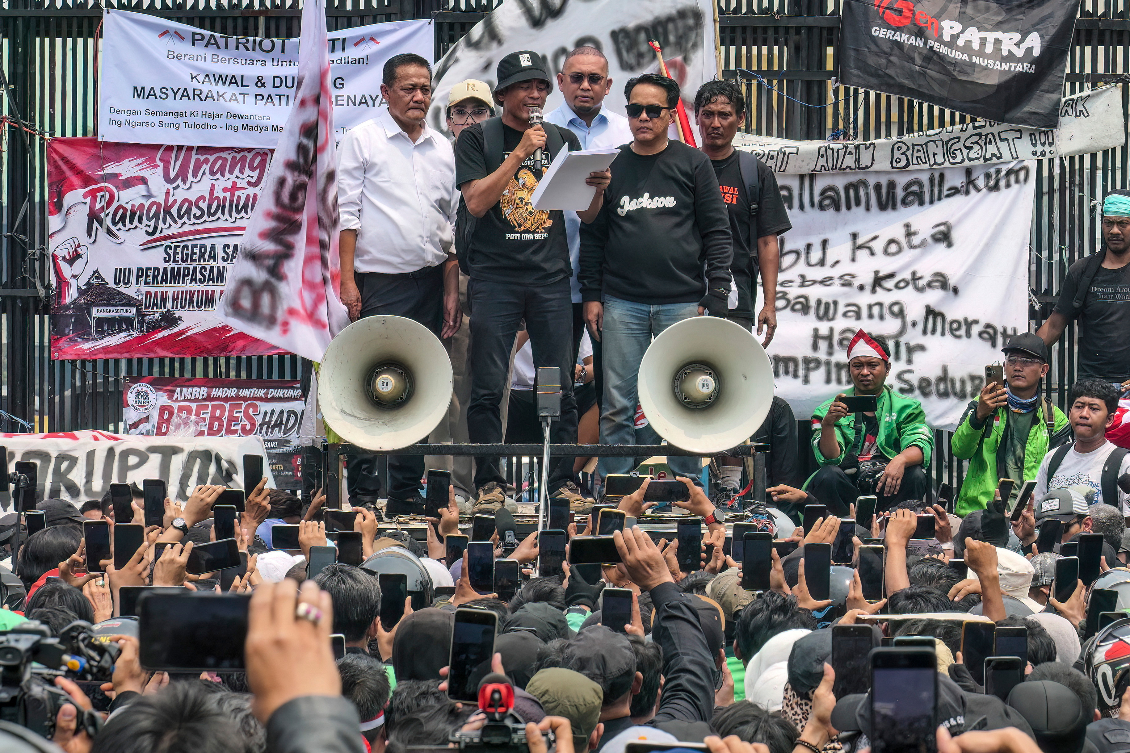 Protester Supriyono (C), also known as Botok, delivers a speech during a demonstration urging lawmakers to immediately pass an asset forfeiture law for corruptors outside the Parliament building in Jakarta on August 27, 2026.