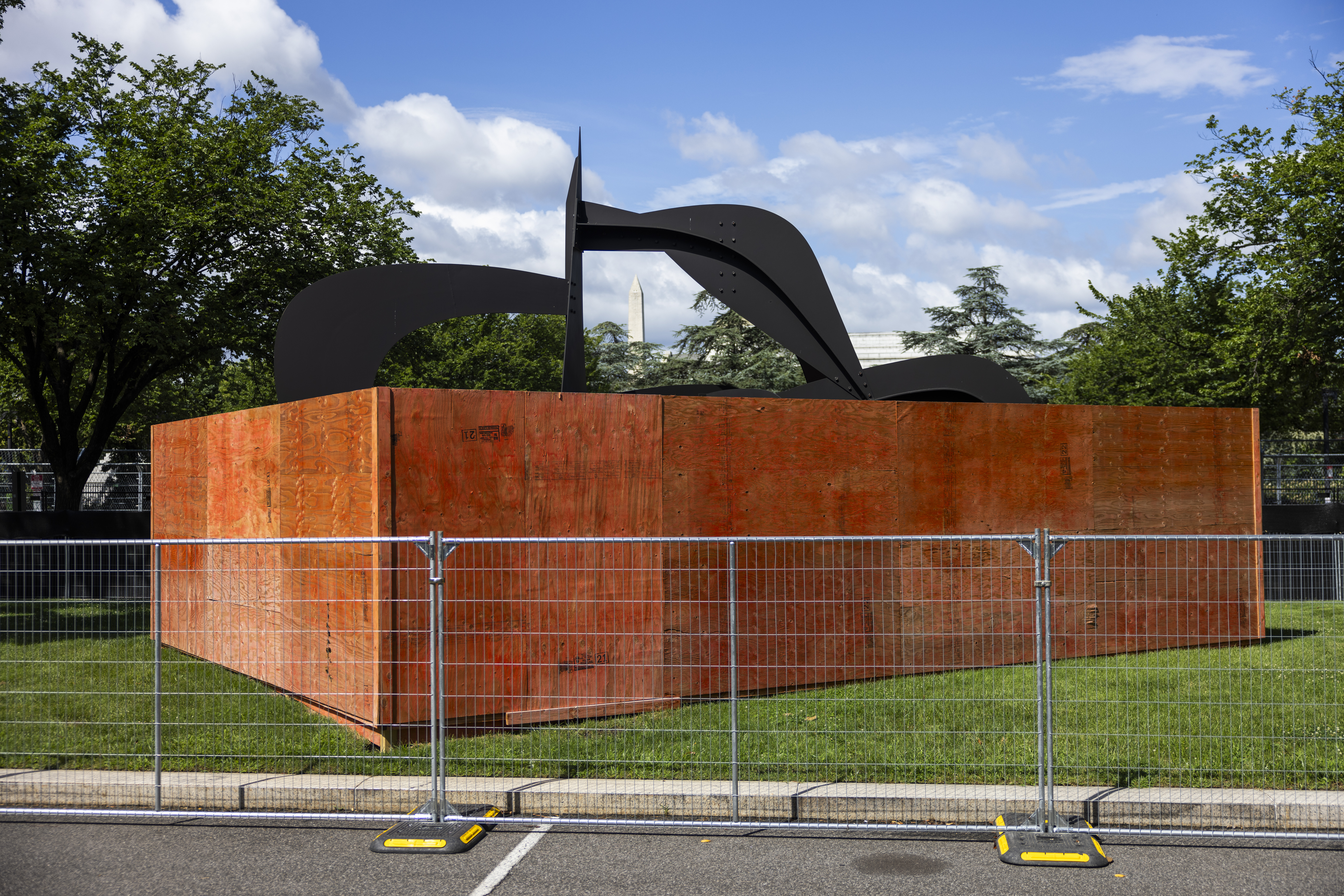 epa13176213 Protective panels surround a sculpture outside the National Gallery of Art on Constitution Avenue ahead of the Freedom 250 Grand Prix in Washington DC, USA, 17 August 2026. The race, the first IndyCar event to take place near the National Mall, is scheduled for 22-23 August. EPA/JIM LO SCALZO