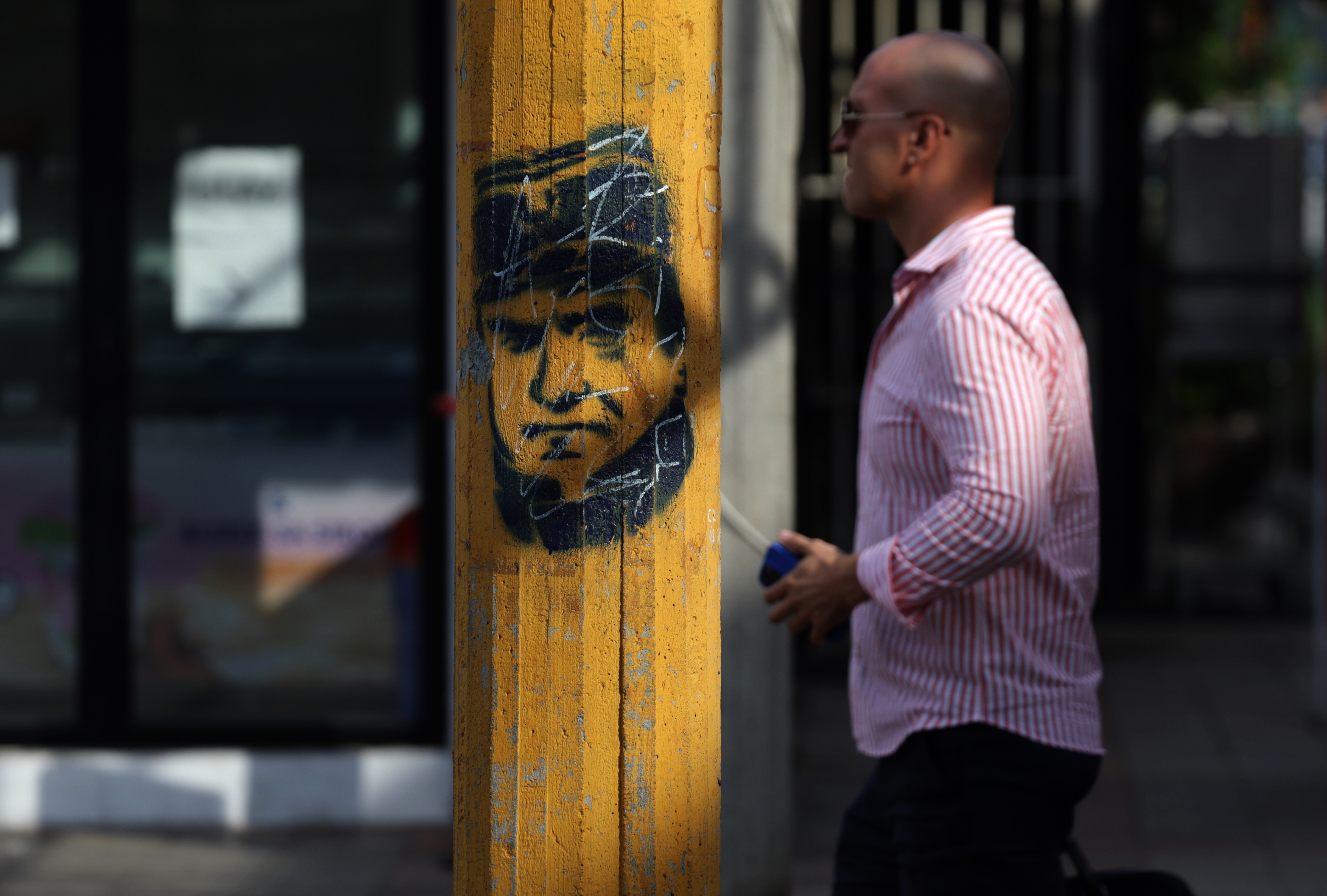 epa13194667 A man walks past a graffiti depicting General Ratko Mladic in Belgrade, Serbia, 27 August 2026. Former Bosnian Serb general Ratko Mladic who was convicted of war crimes by the ICTY in 2017 died on 27 August 2026 at the age of 84. EPA/ANDREJ CUKIC